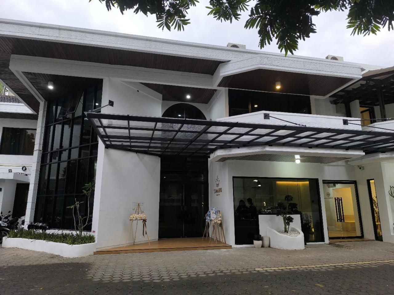 Deluxe Queen Suite