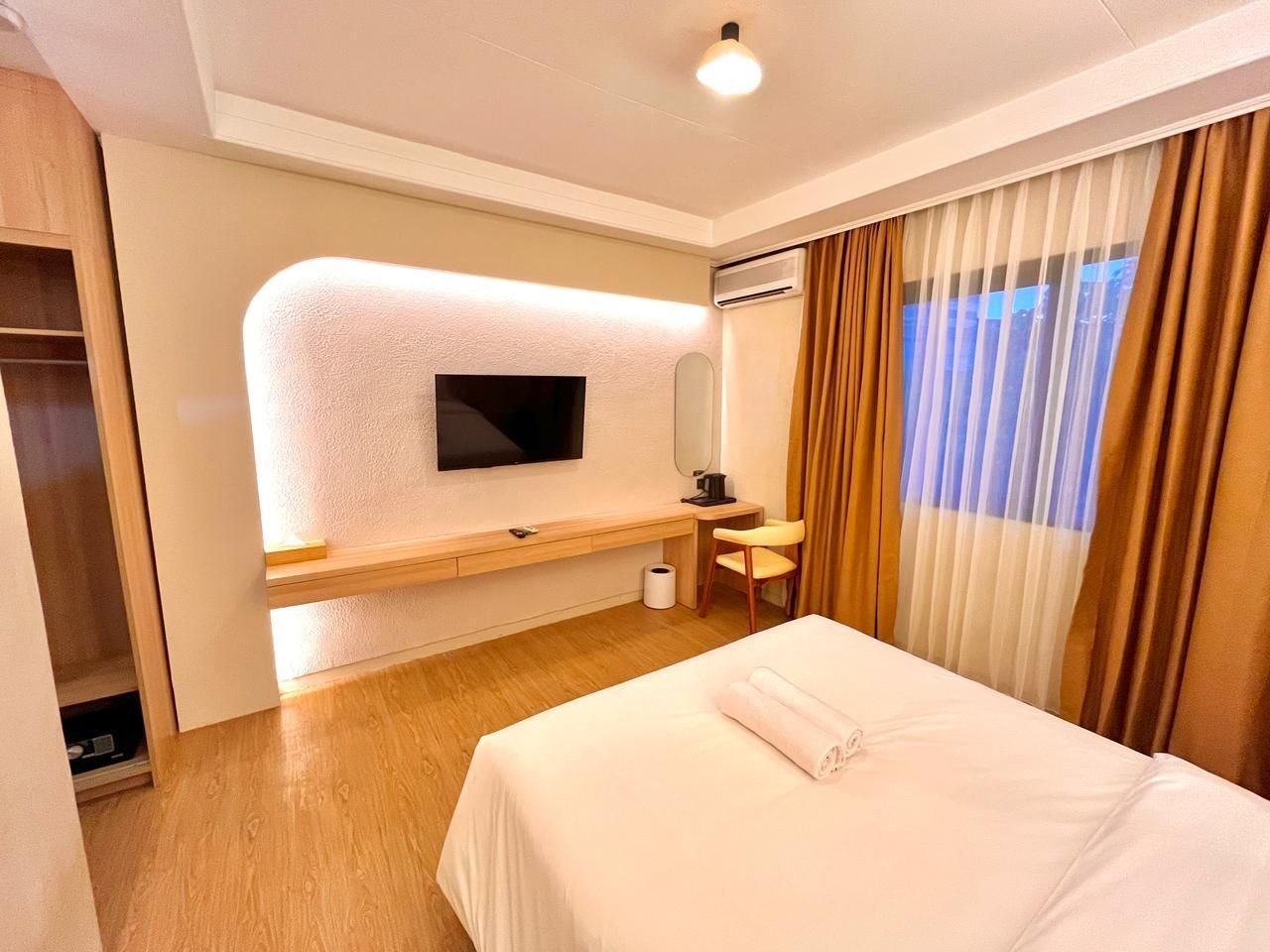 Executive Queen - High