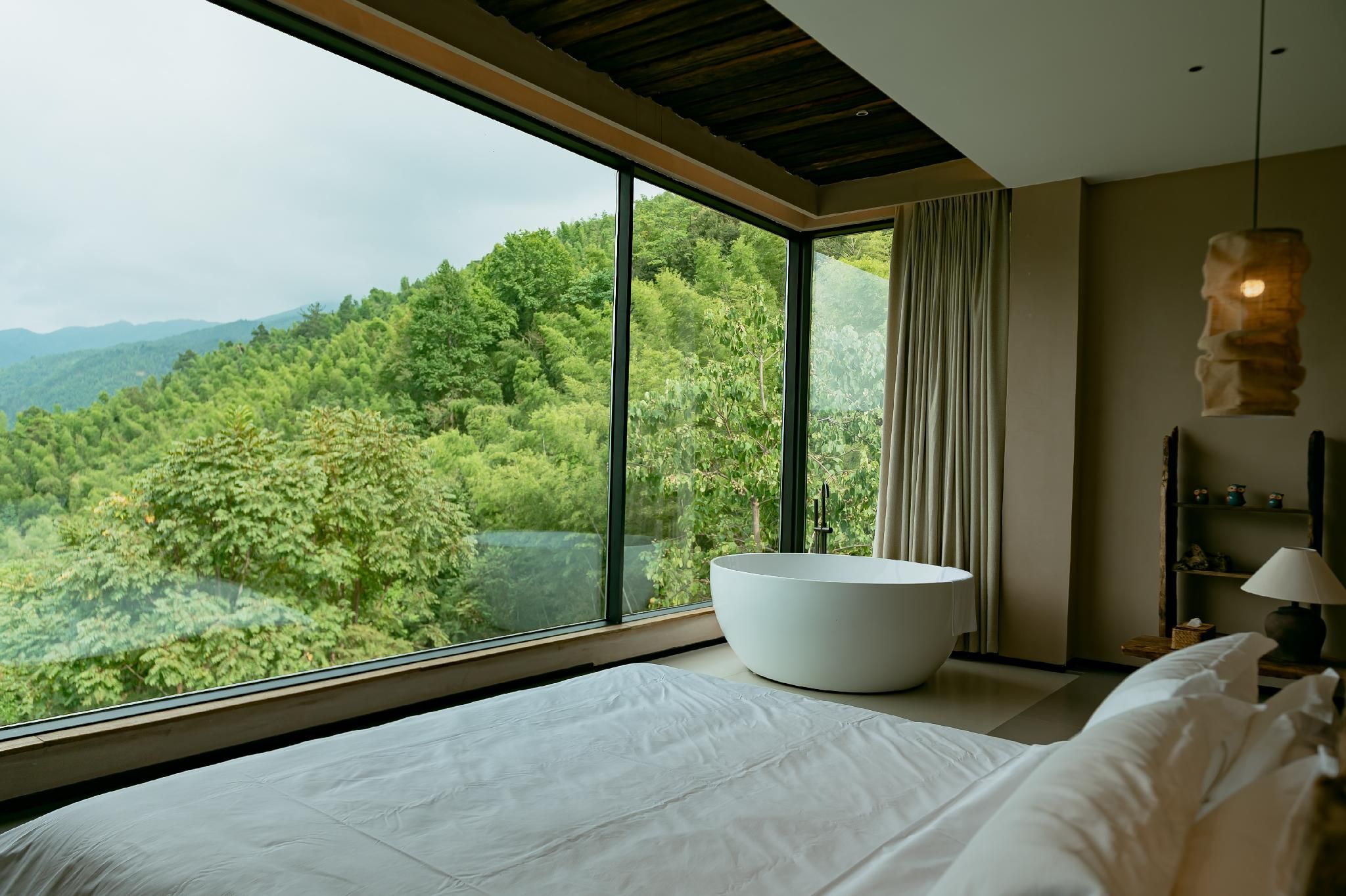Room with Queen Bed