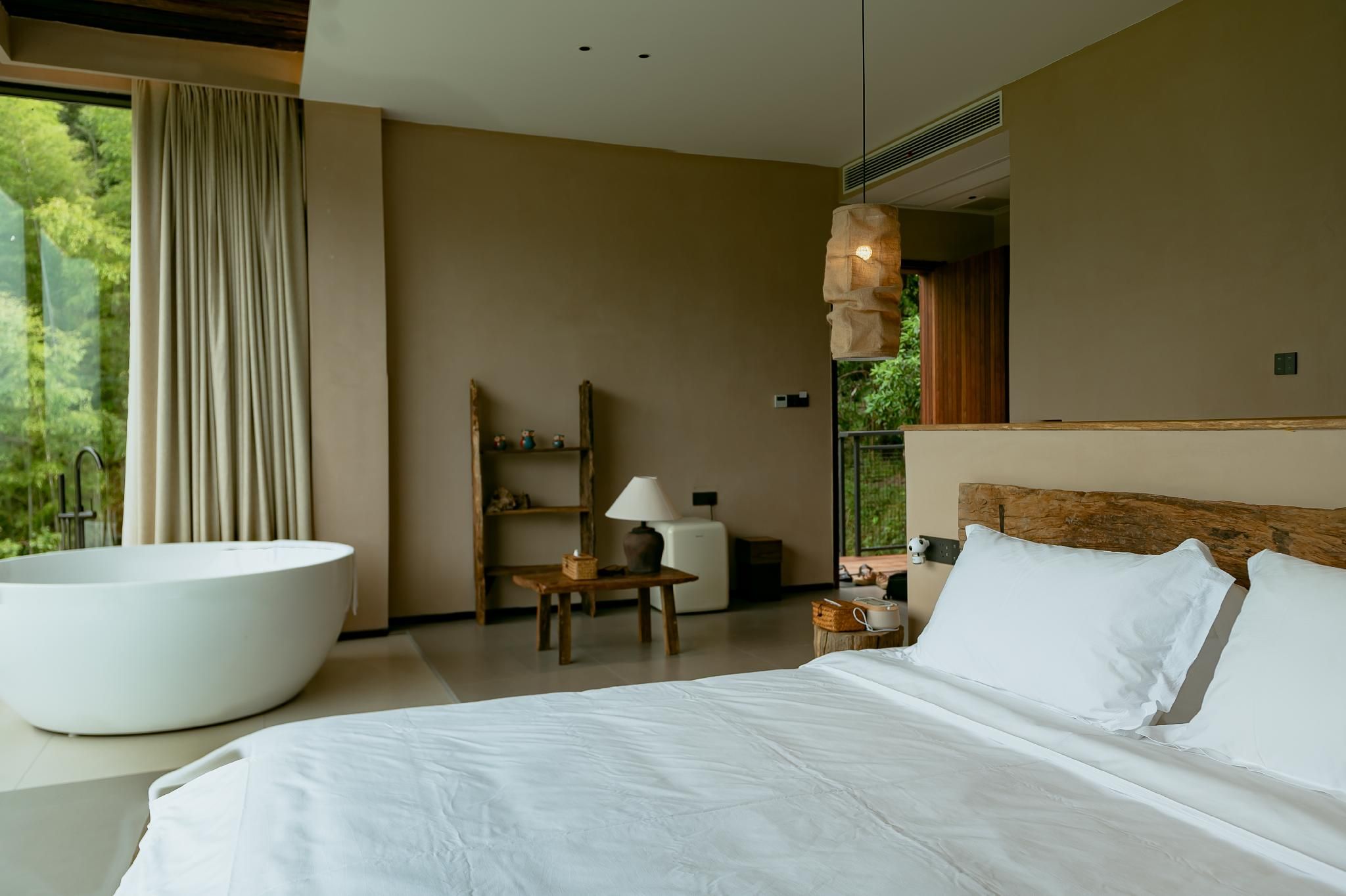 Room with Queen Bed