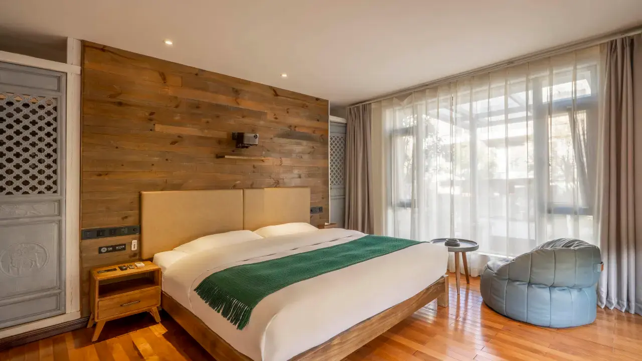Room with Queen Bed