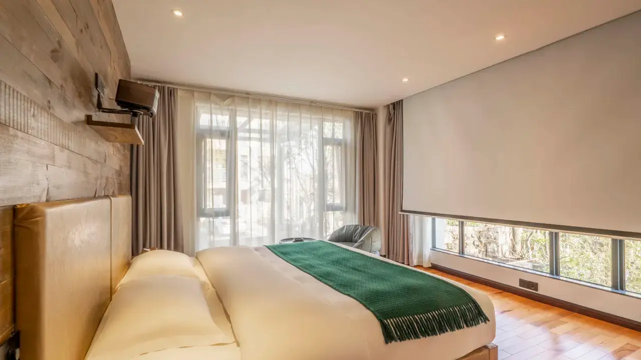 Room with Queen Bed