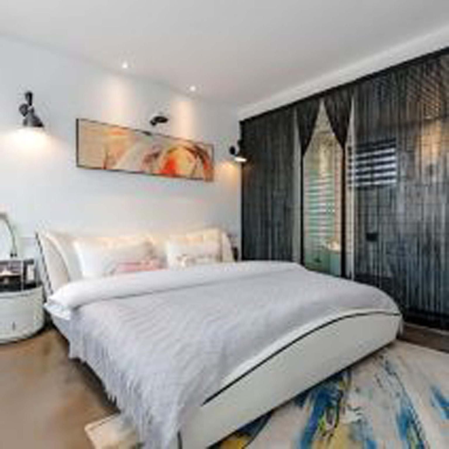 Suite with Bathtub