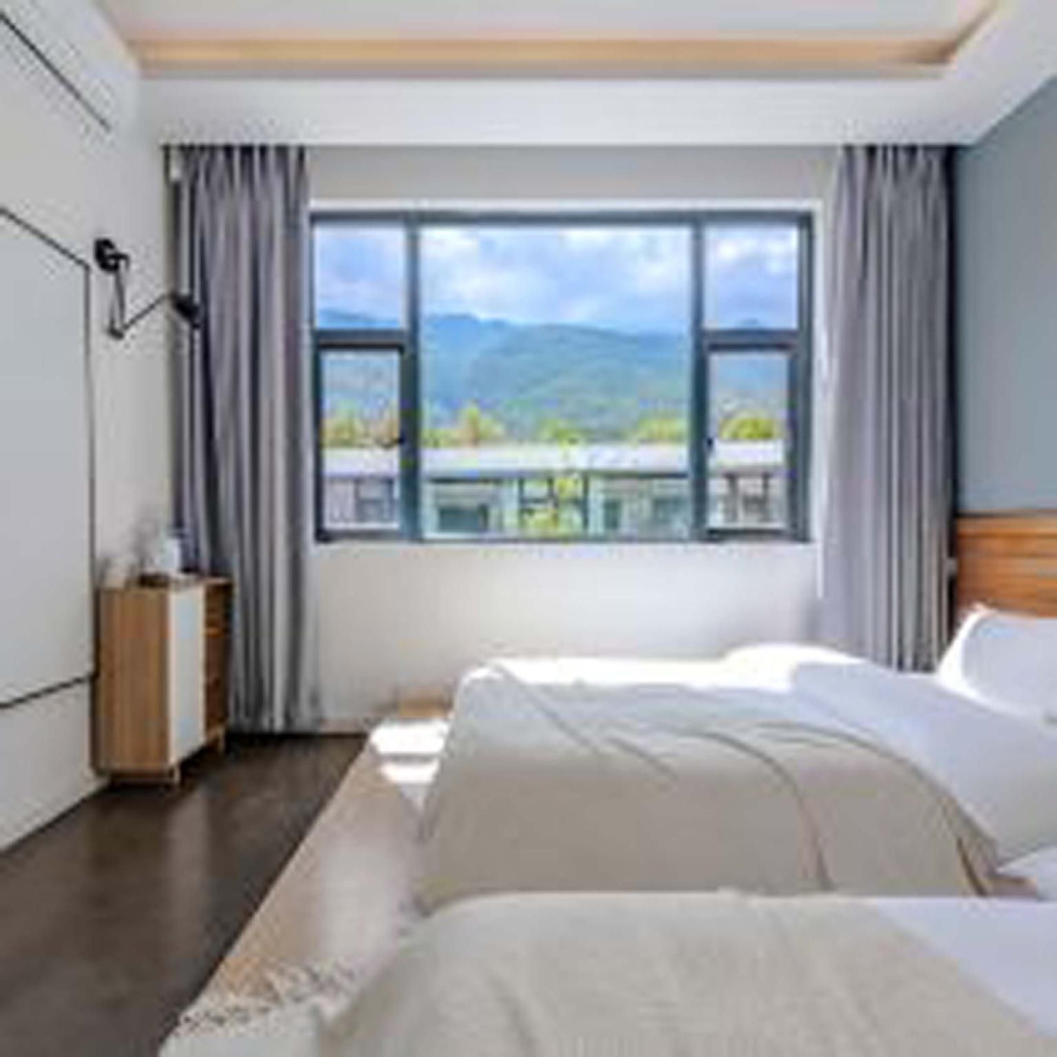 Suite Balcony and Mountain View