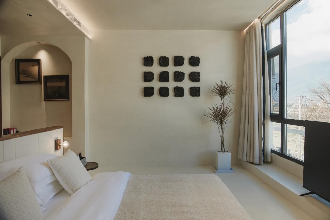 Mountain View Queen Room