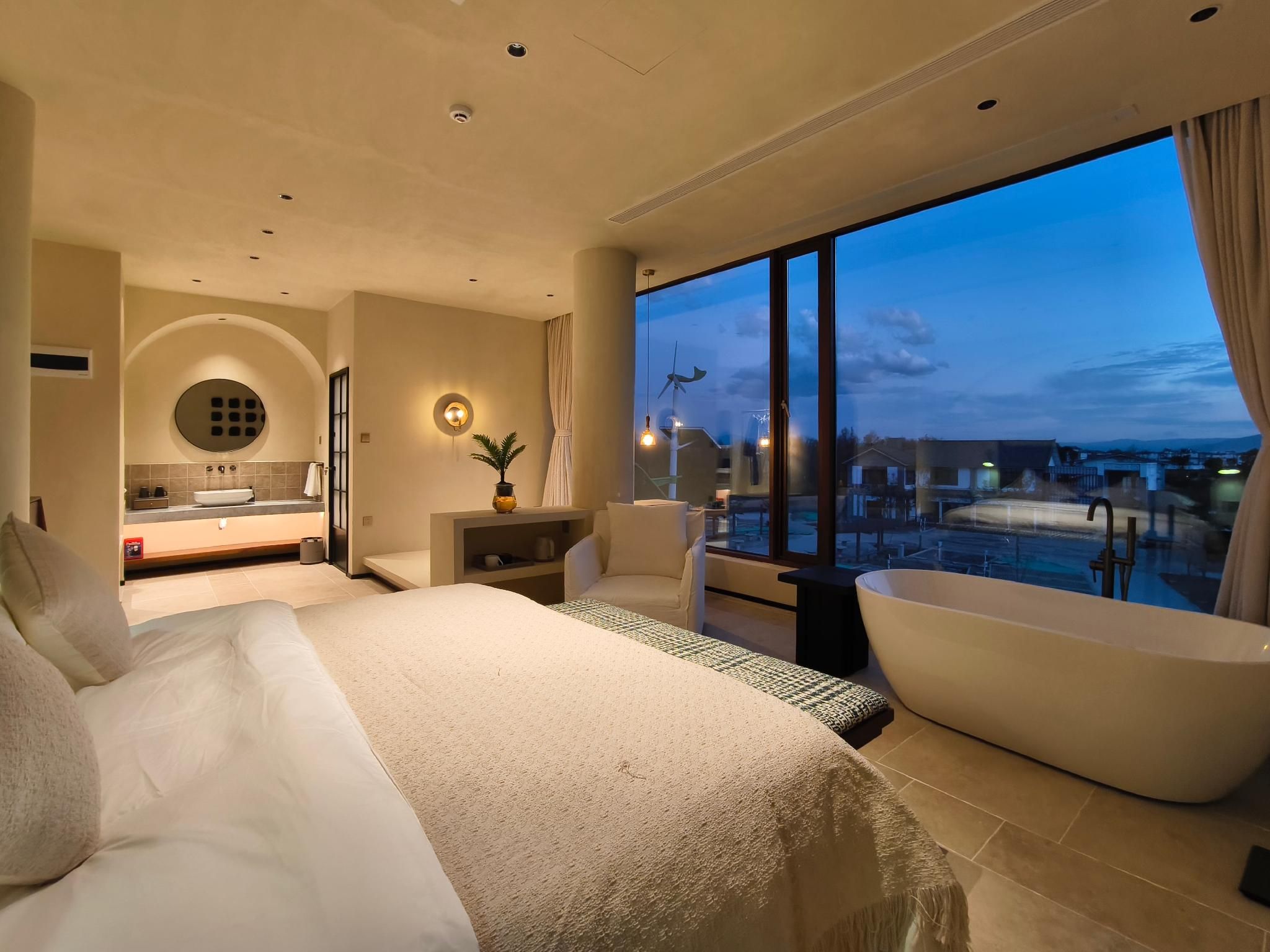 Luxury Suite with Mountain View