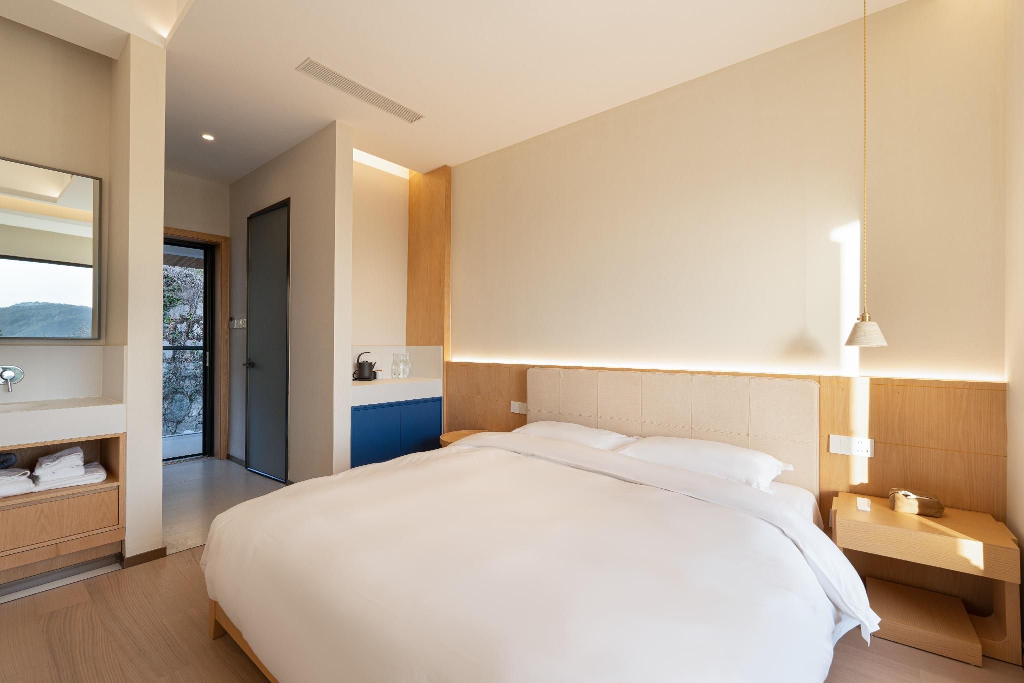 Mountain View King Room