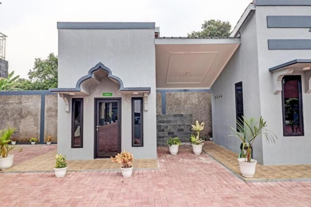 Family Room with Garden View