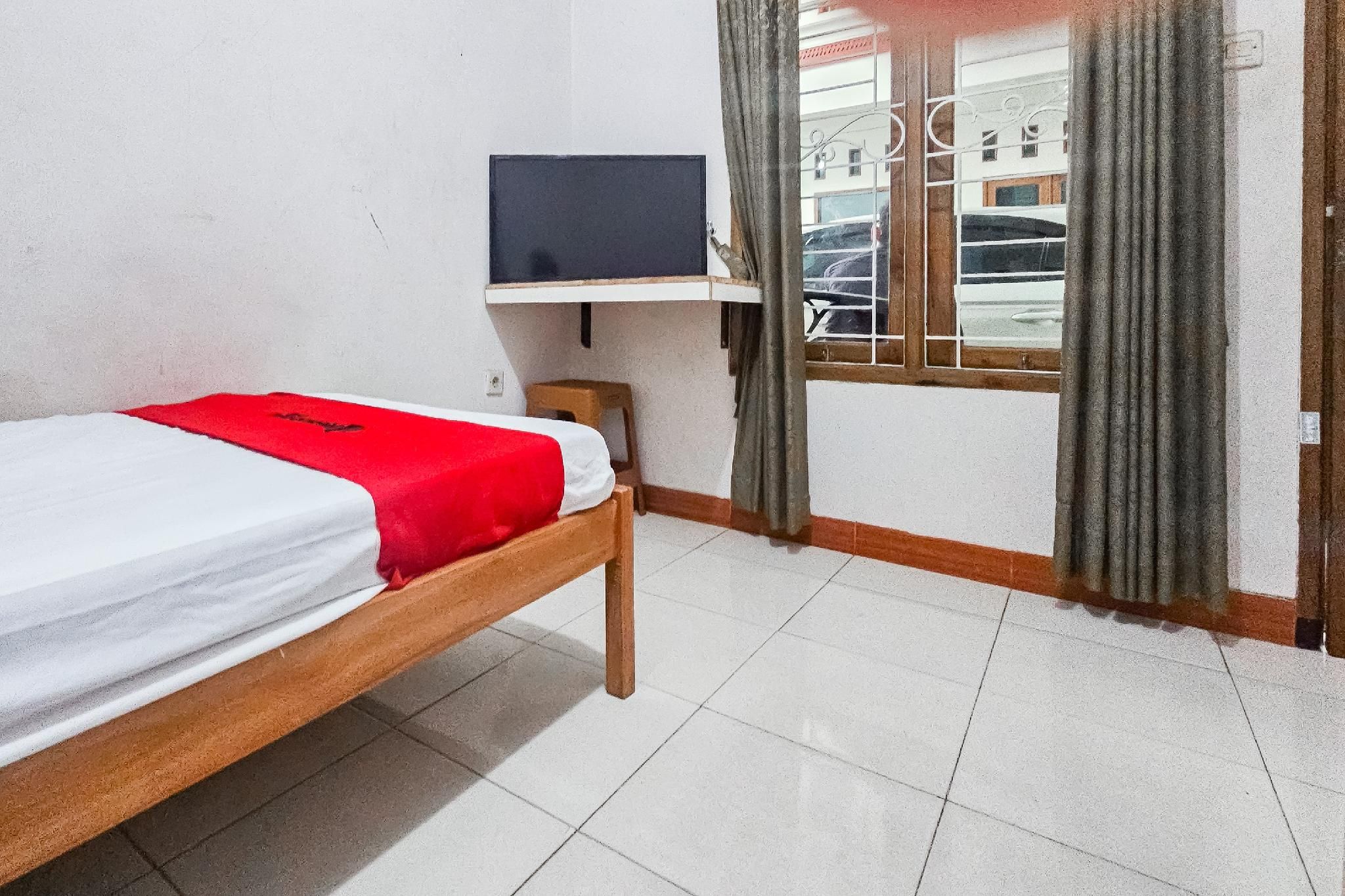RedDoorz Syariah near Sukabumi Station Twin Room 3