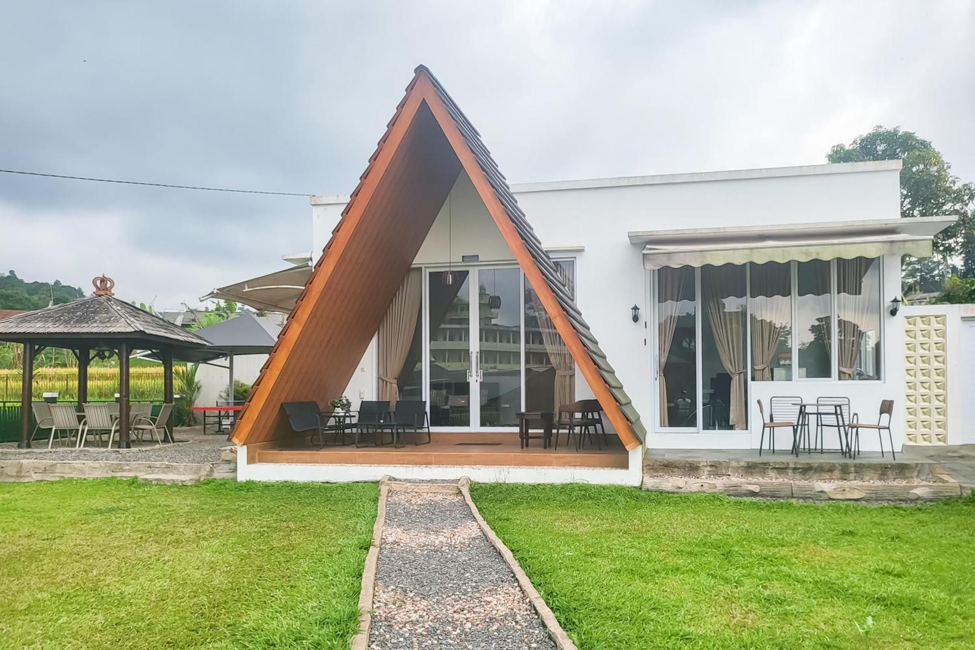 Urbanview Hotel Villa 36 Sukabumi Deluxe Family Room 2