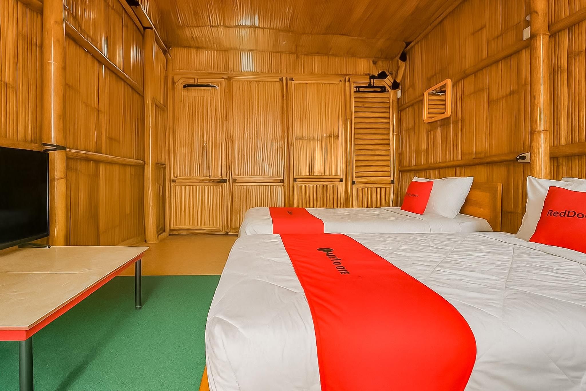 RedDoorz Resort @ ETC Sultan Syariah Sukabumi Deluxe with Balcony 3