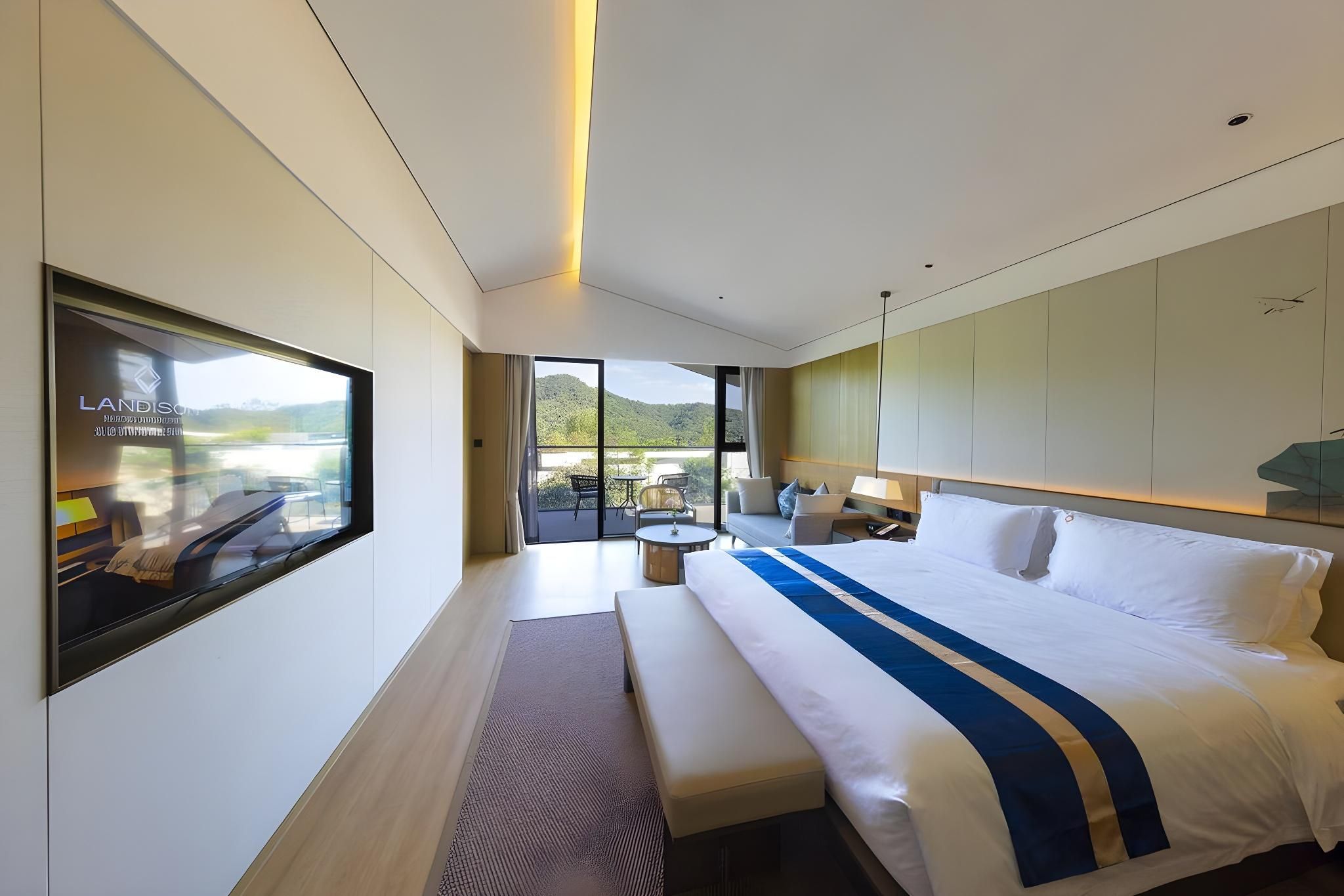 Suite - Courtyard-View