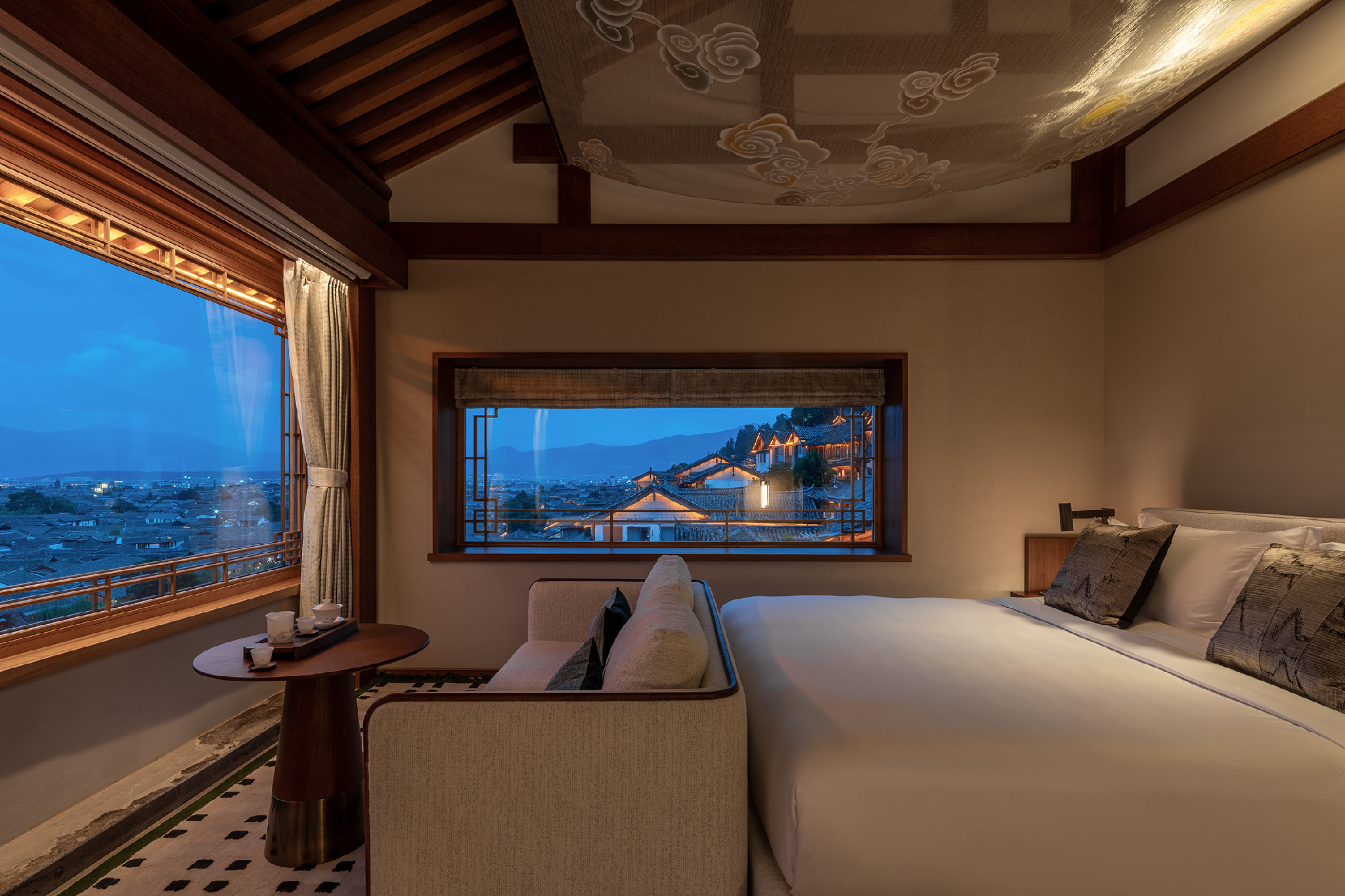 Suite with Bathtub