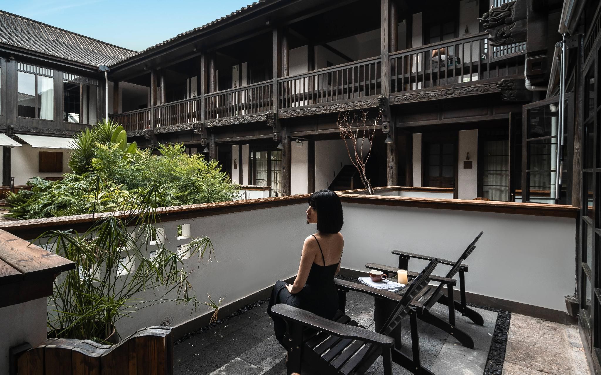 Courtyard Queen Room with Balcony