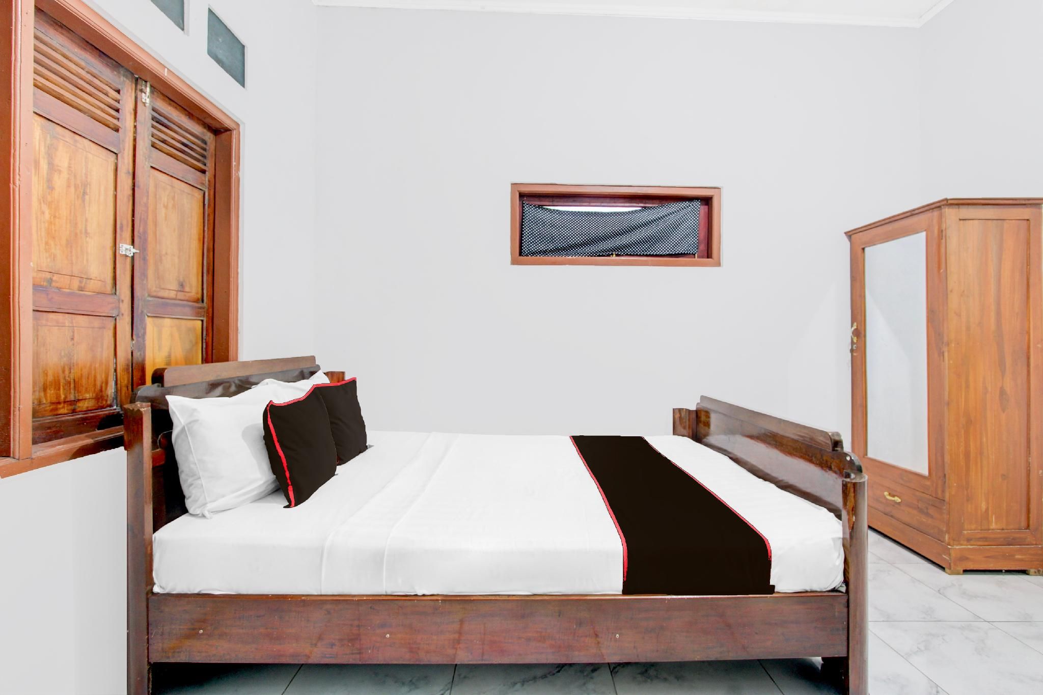 OYO 94672 Putri Kinasih Indonesia Standard Double 2