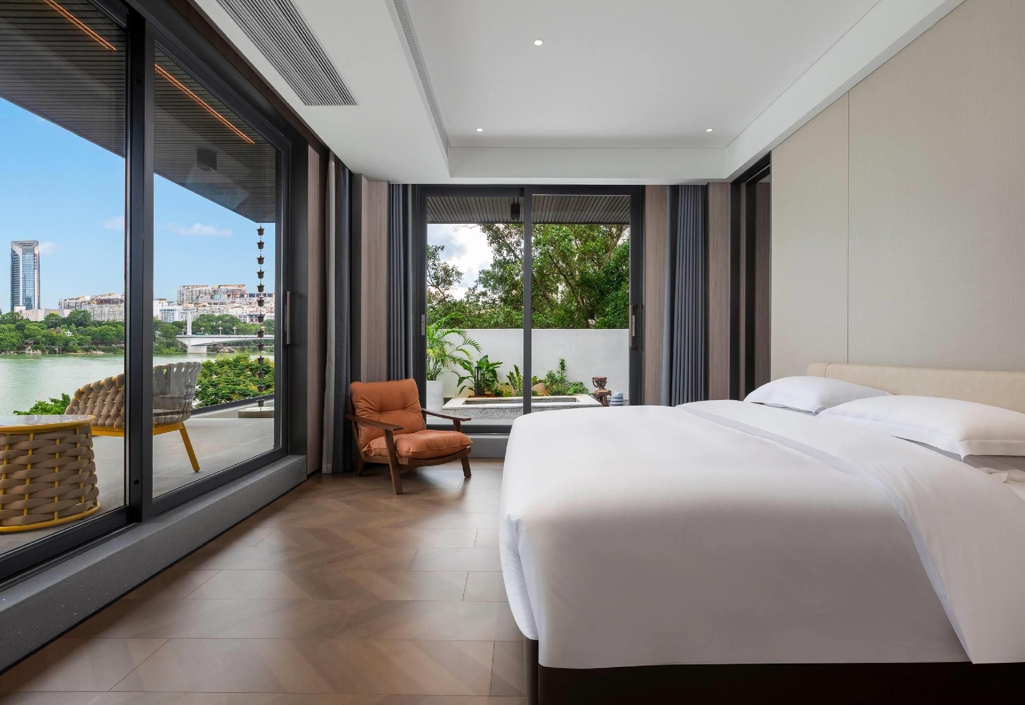 1 King Bed, Courtyard Suite