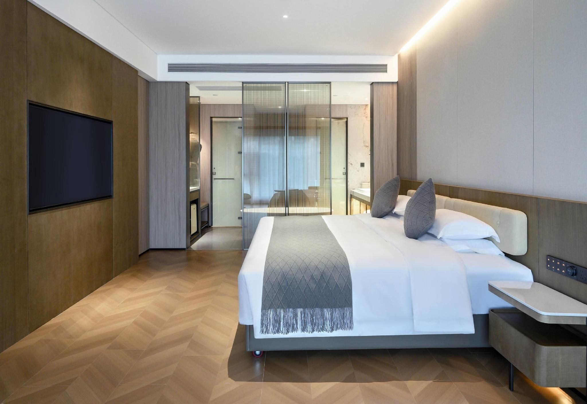 1 King Bed, Selected Family Room