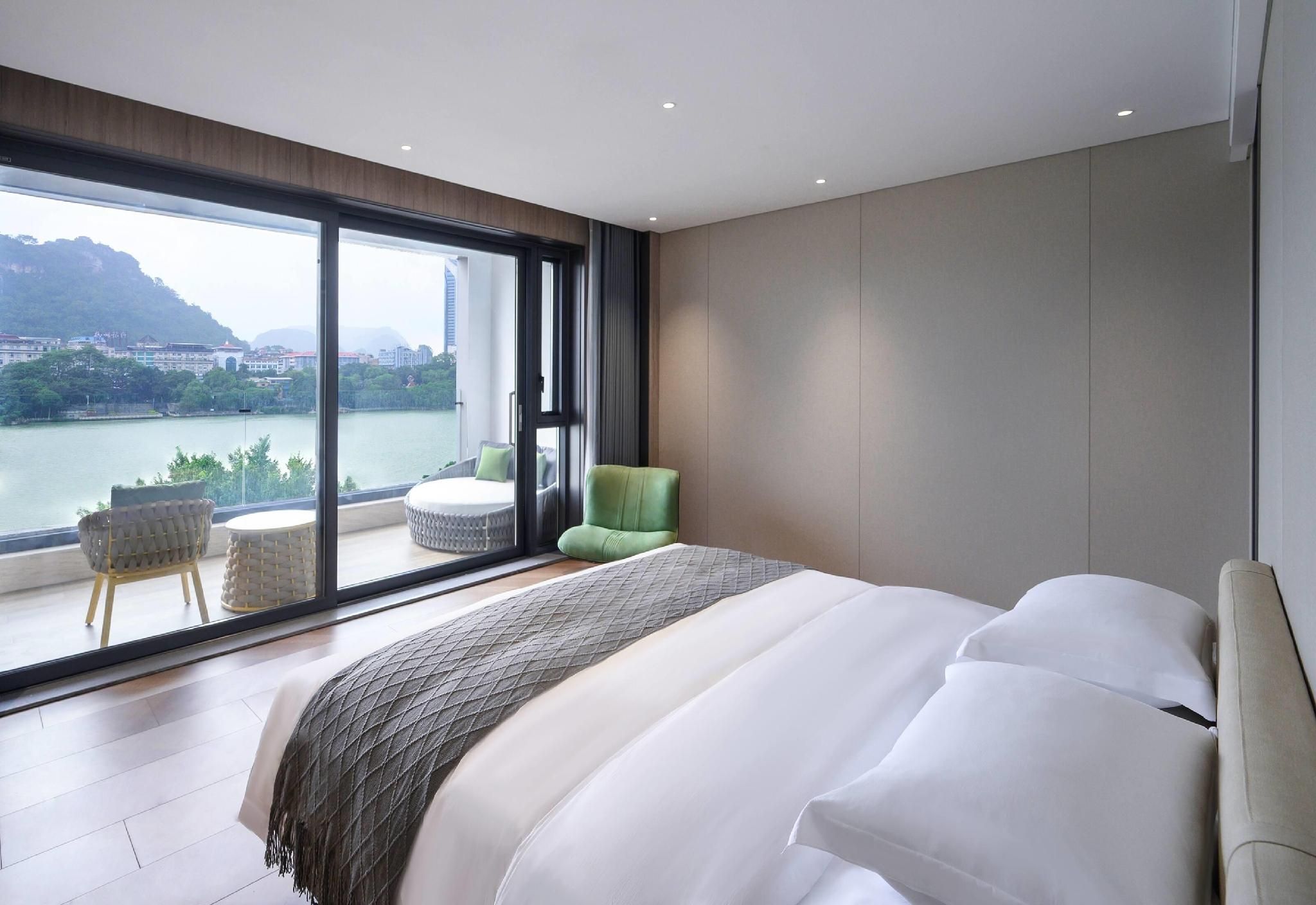 1 King Bed, Deluxe Suite