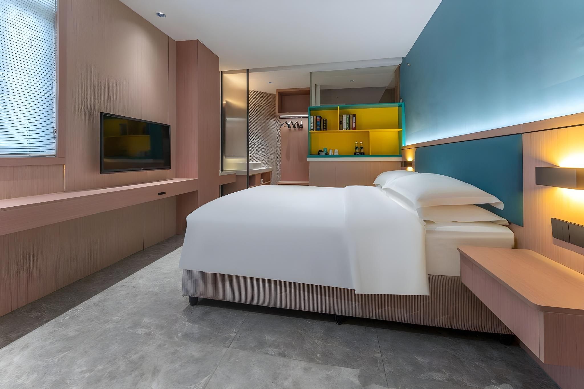 Light Luxury Big Bed Room