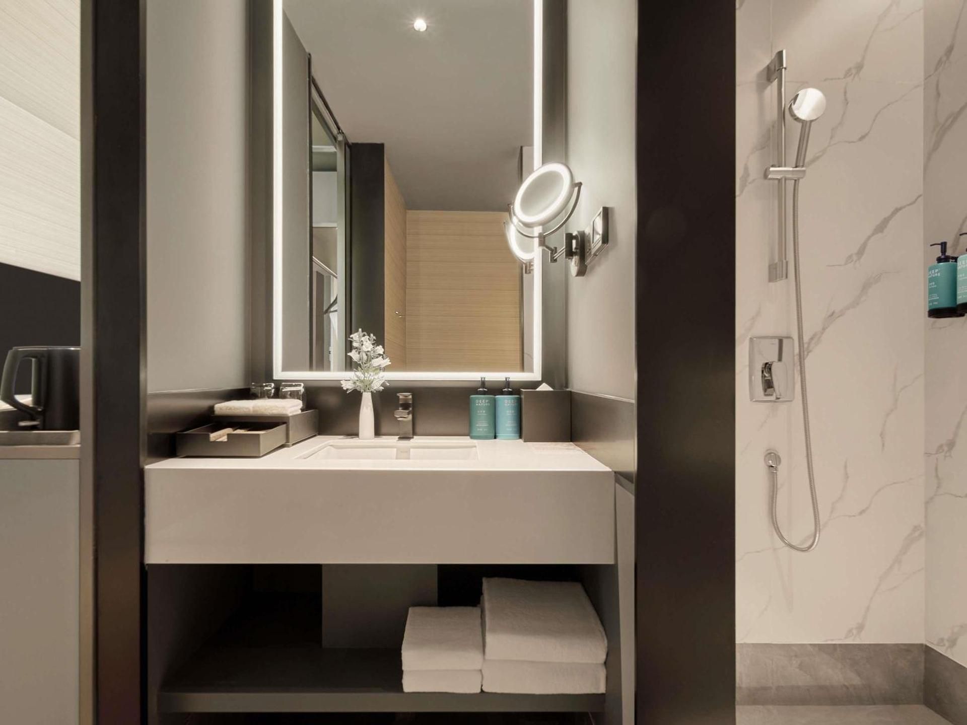 Novotel Yinchuan Lanxigu Superior Room One King Bed and A Sofa 3