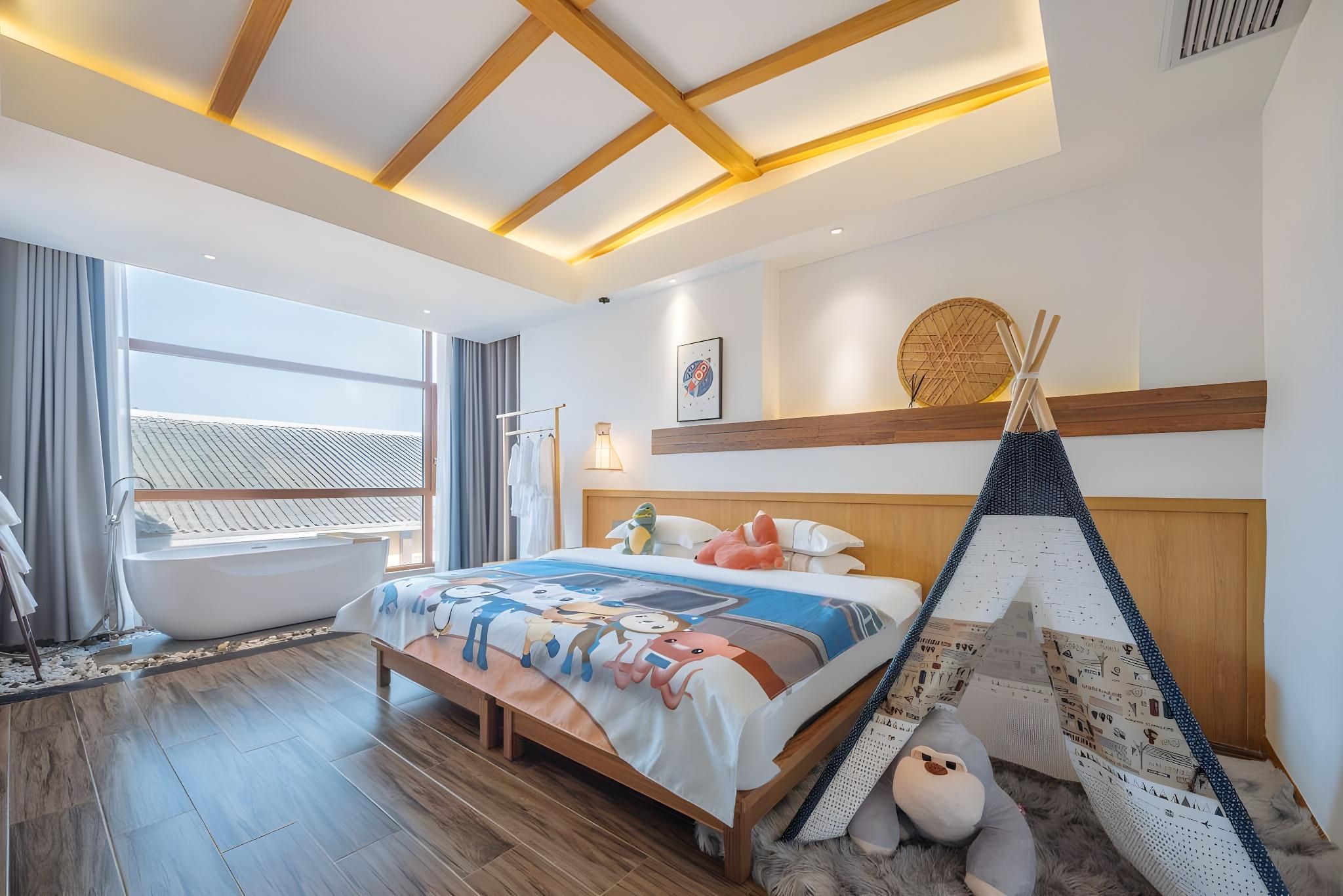 Family Room with Nature - Kid-Friendly