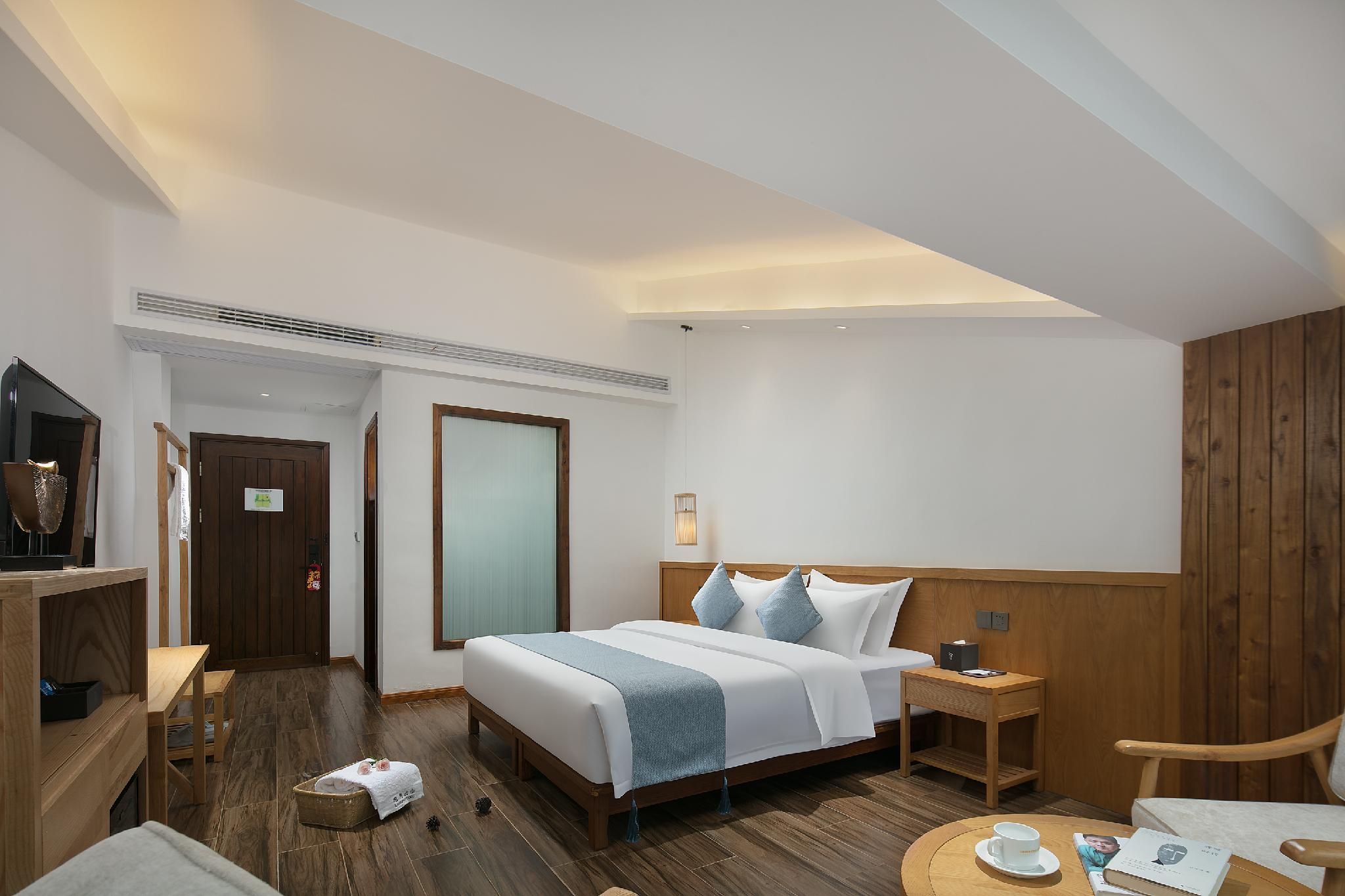 Mountain View Queen Room