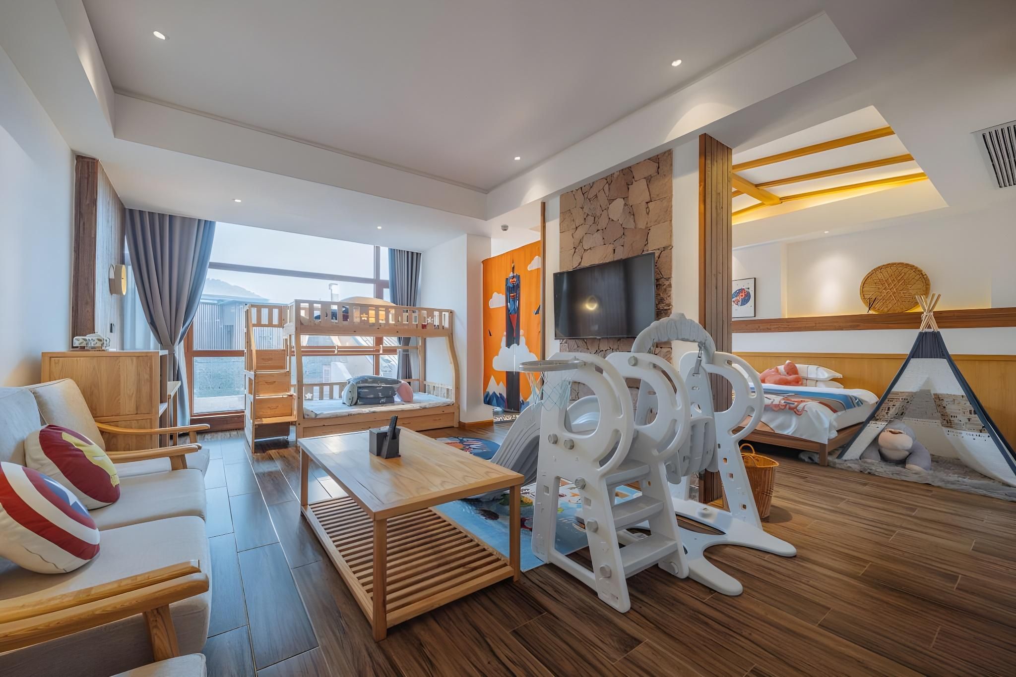 Family Room with Nature - Kid-Friendly