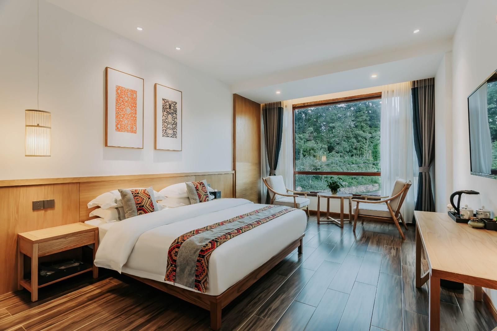 Queen Room with View