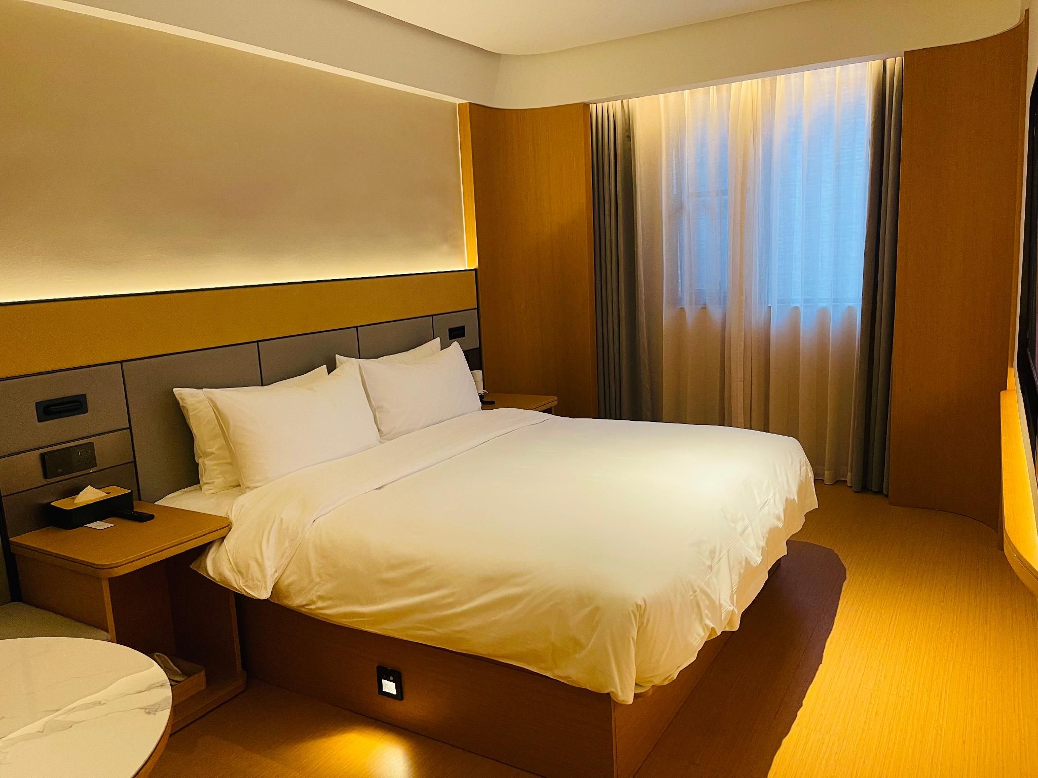 Queen Superior Room
