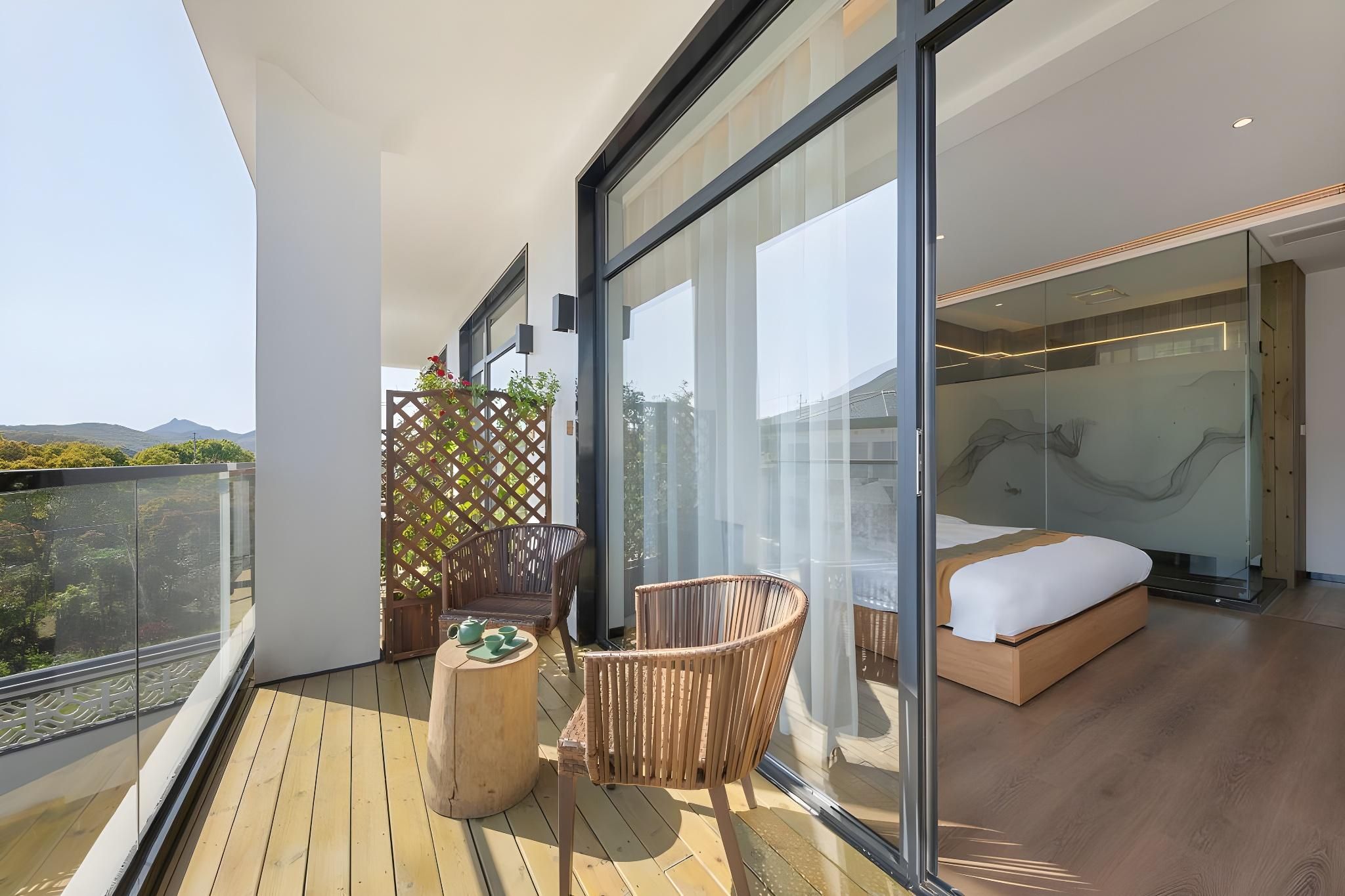 Room with Queen Bed