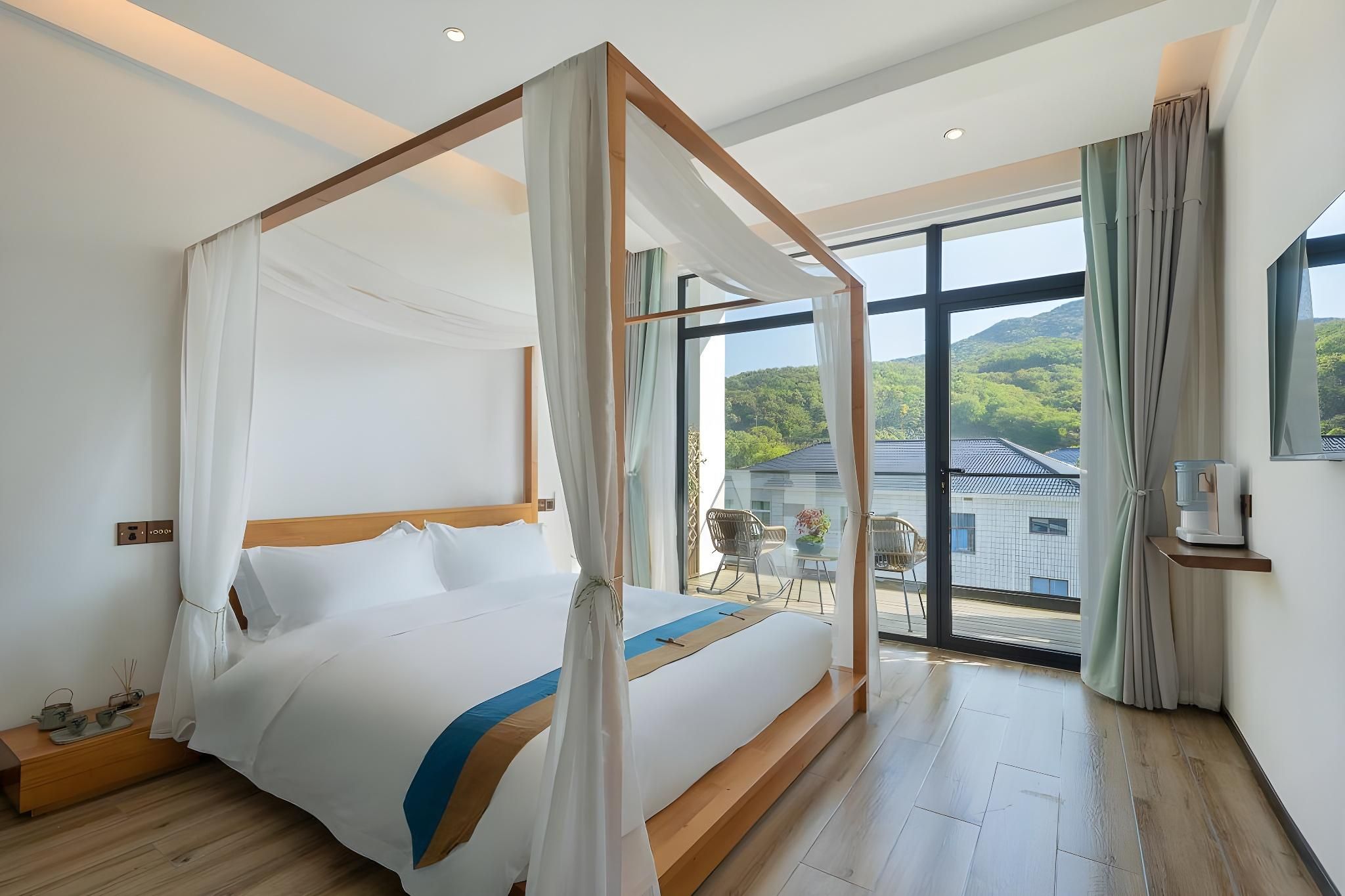 3rd Floor Queen Room with Balcony for 1 Person - Non-Smoking