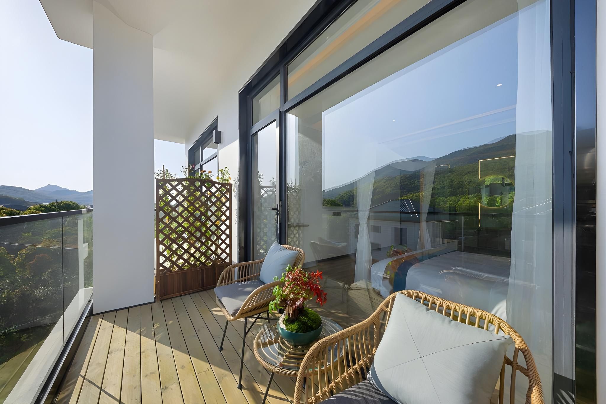 3rd Floor Queen Room with Balcony for 1 Person - Non-Smoking