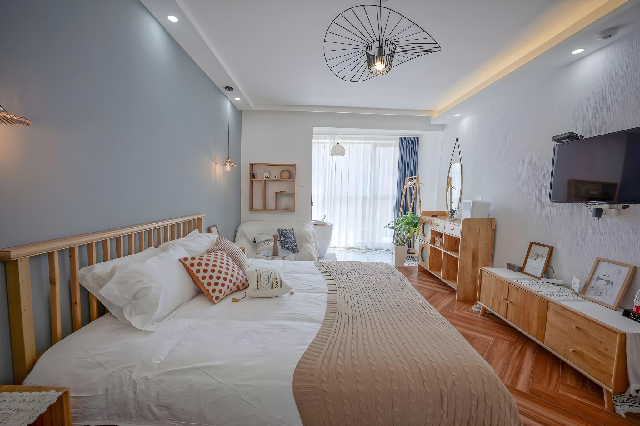 Room with Queen Bed