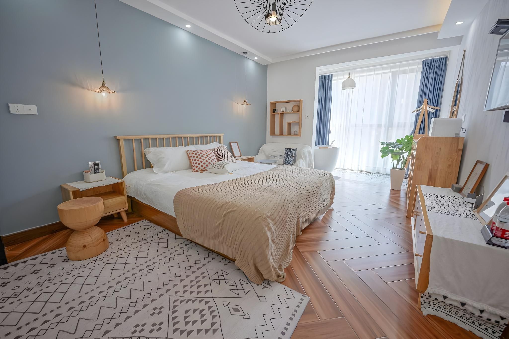 Room with Queen Bed