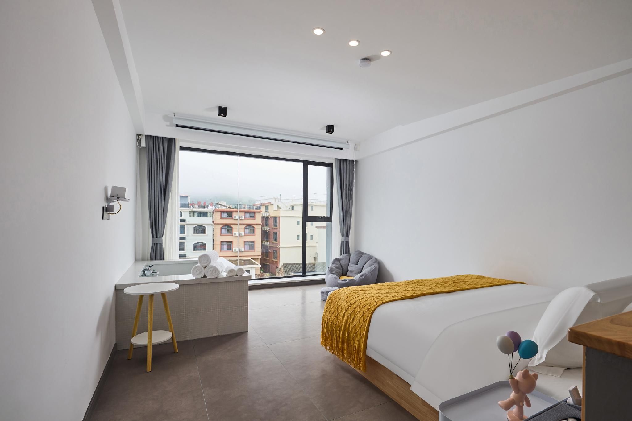 GTR - Guest Room with One 1.8M Bed