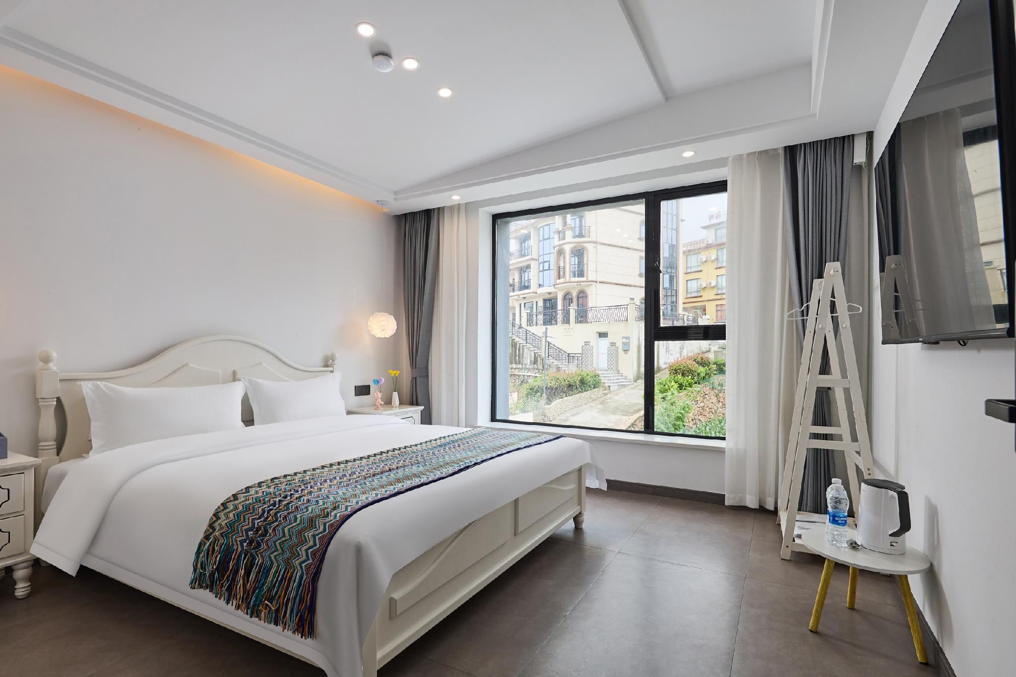 Huazhu - Room With Bed