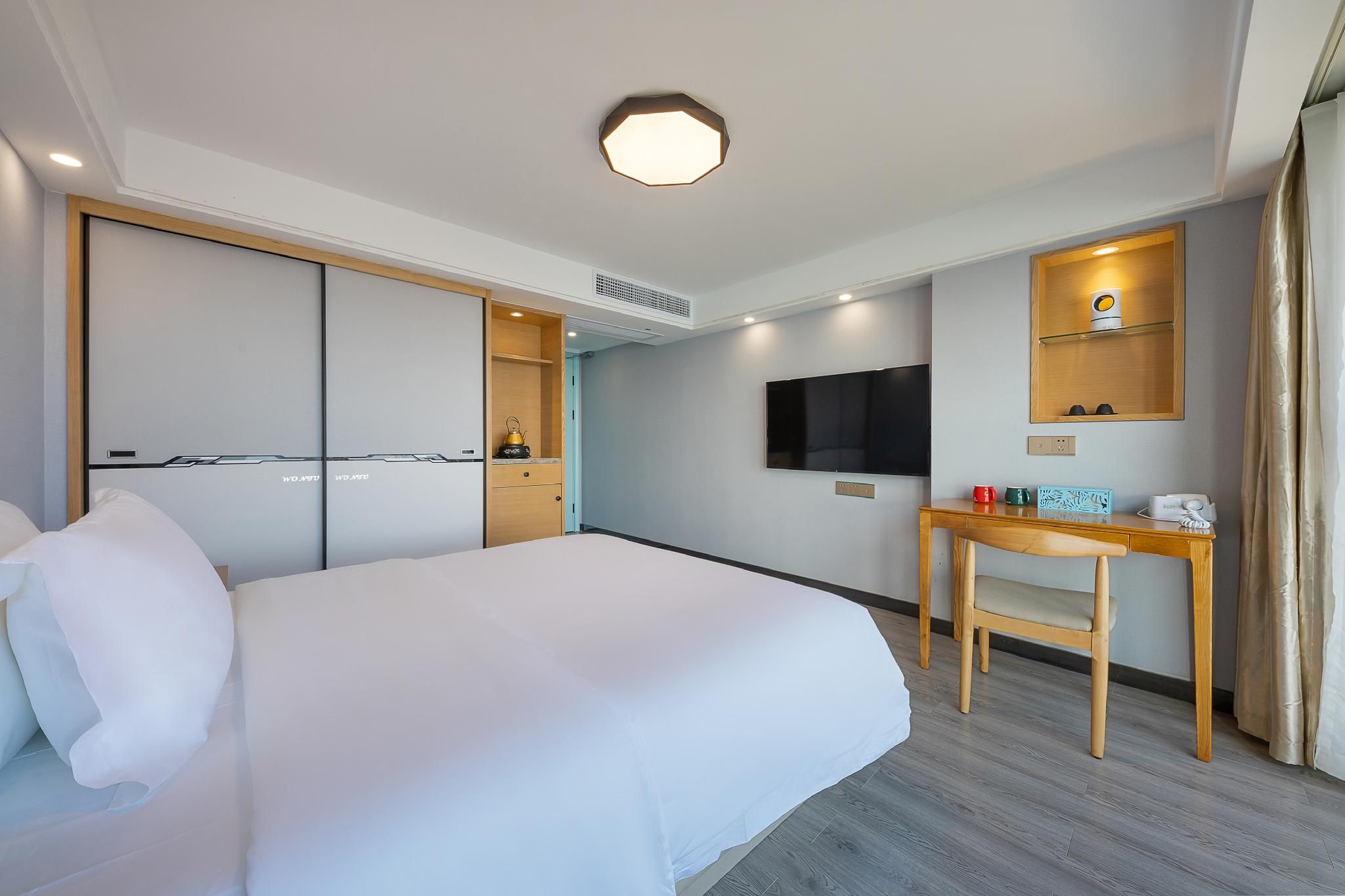 Huazhu - Room With Bed