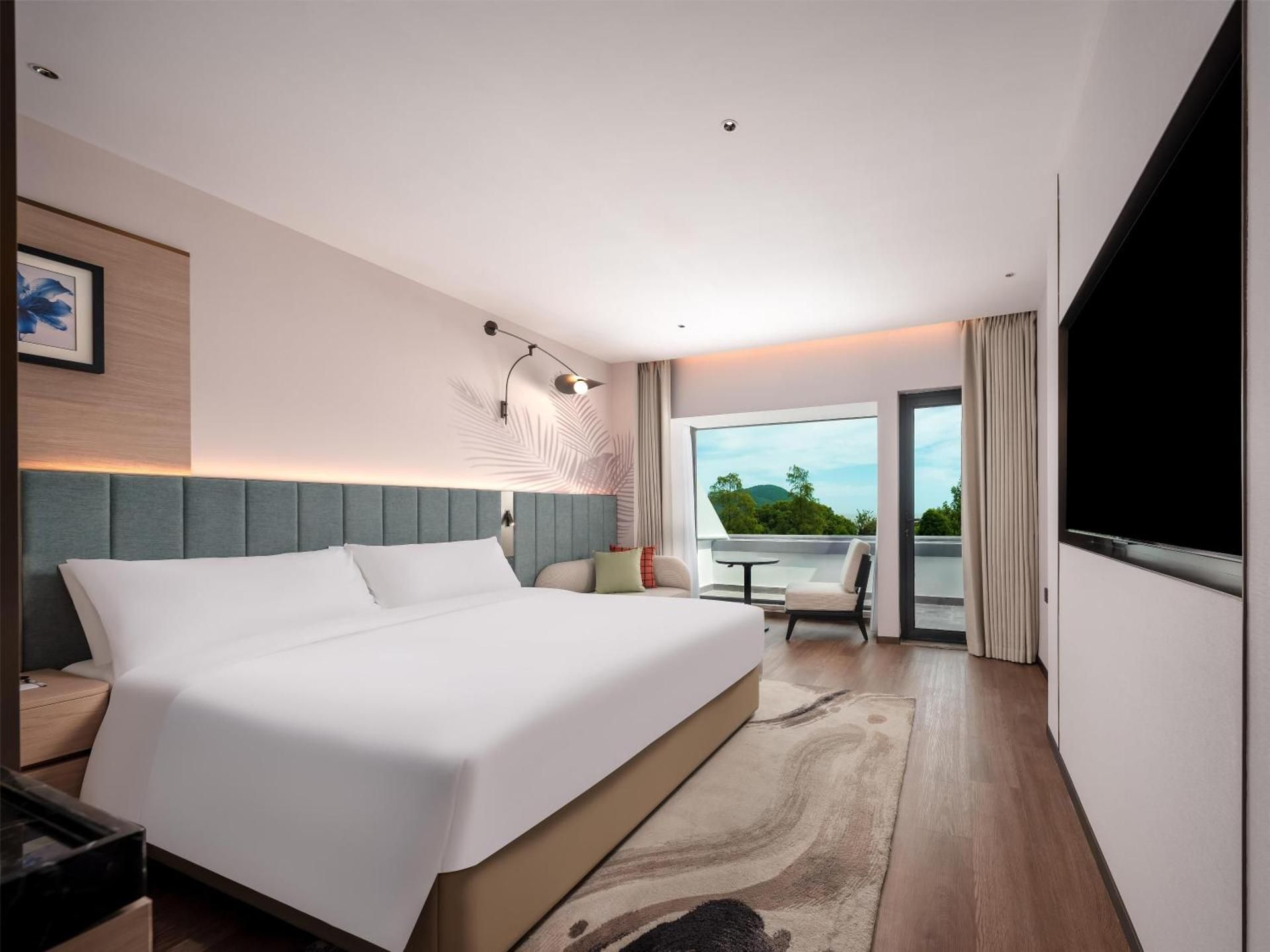 King Guest Room with Balcony