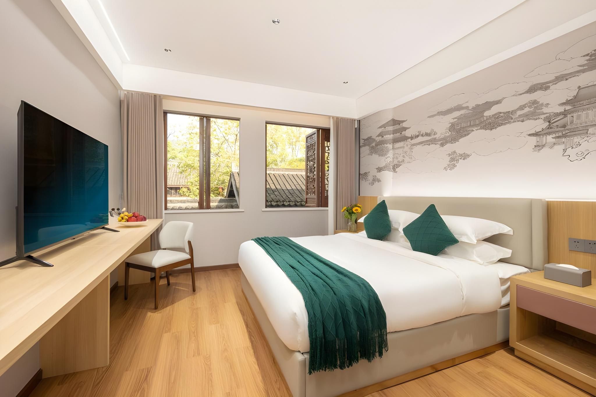 Courtyard Queen Room