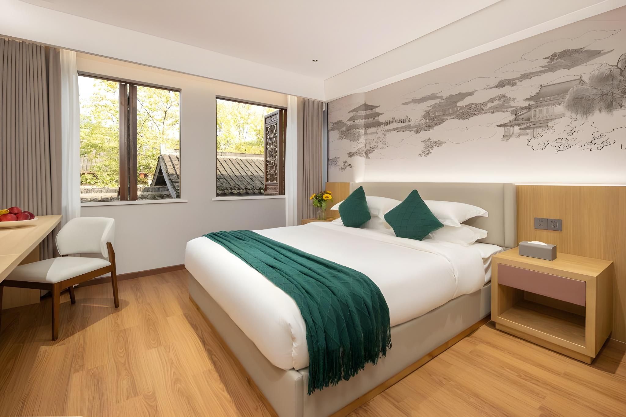 Courtyard Queen Room