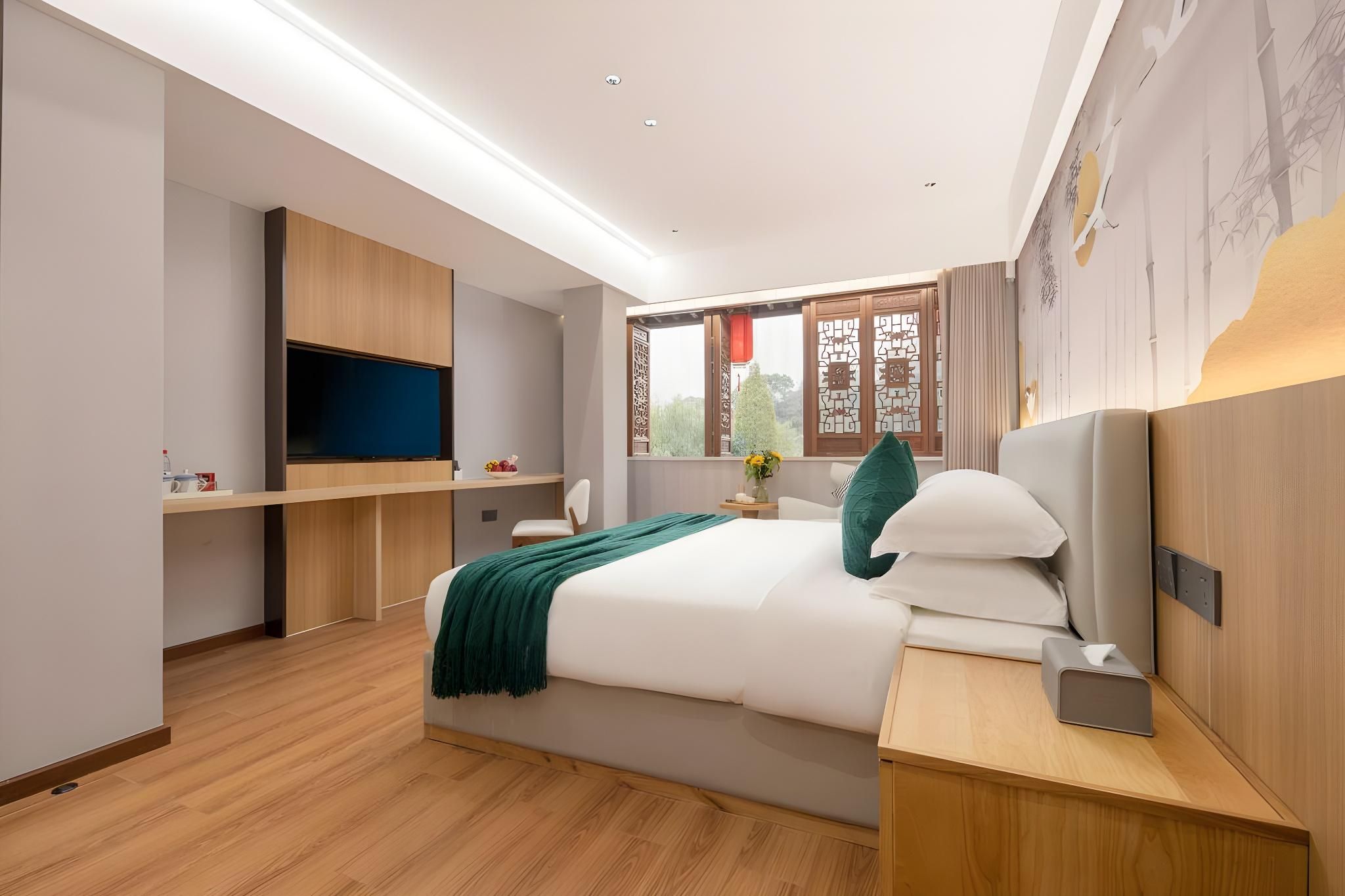Lake View Queen Room