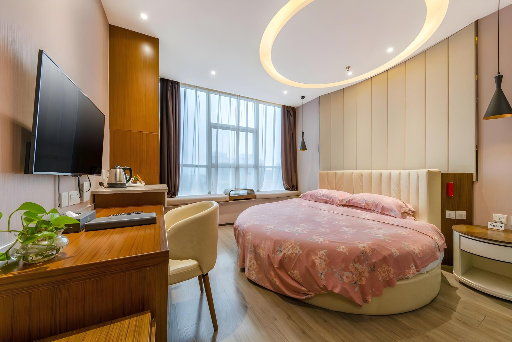 Round-bed Room