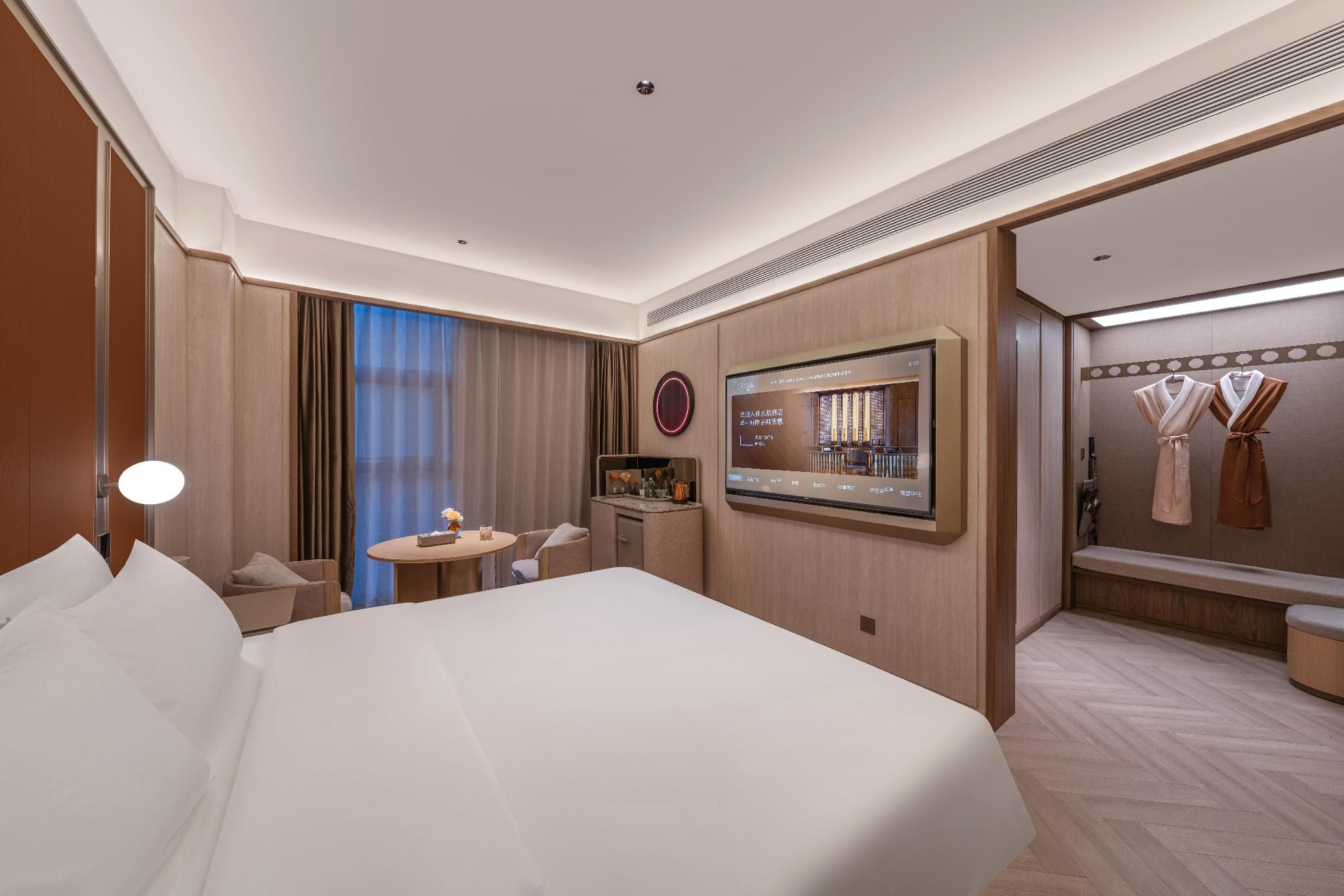 Deluxe Room Queen