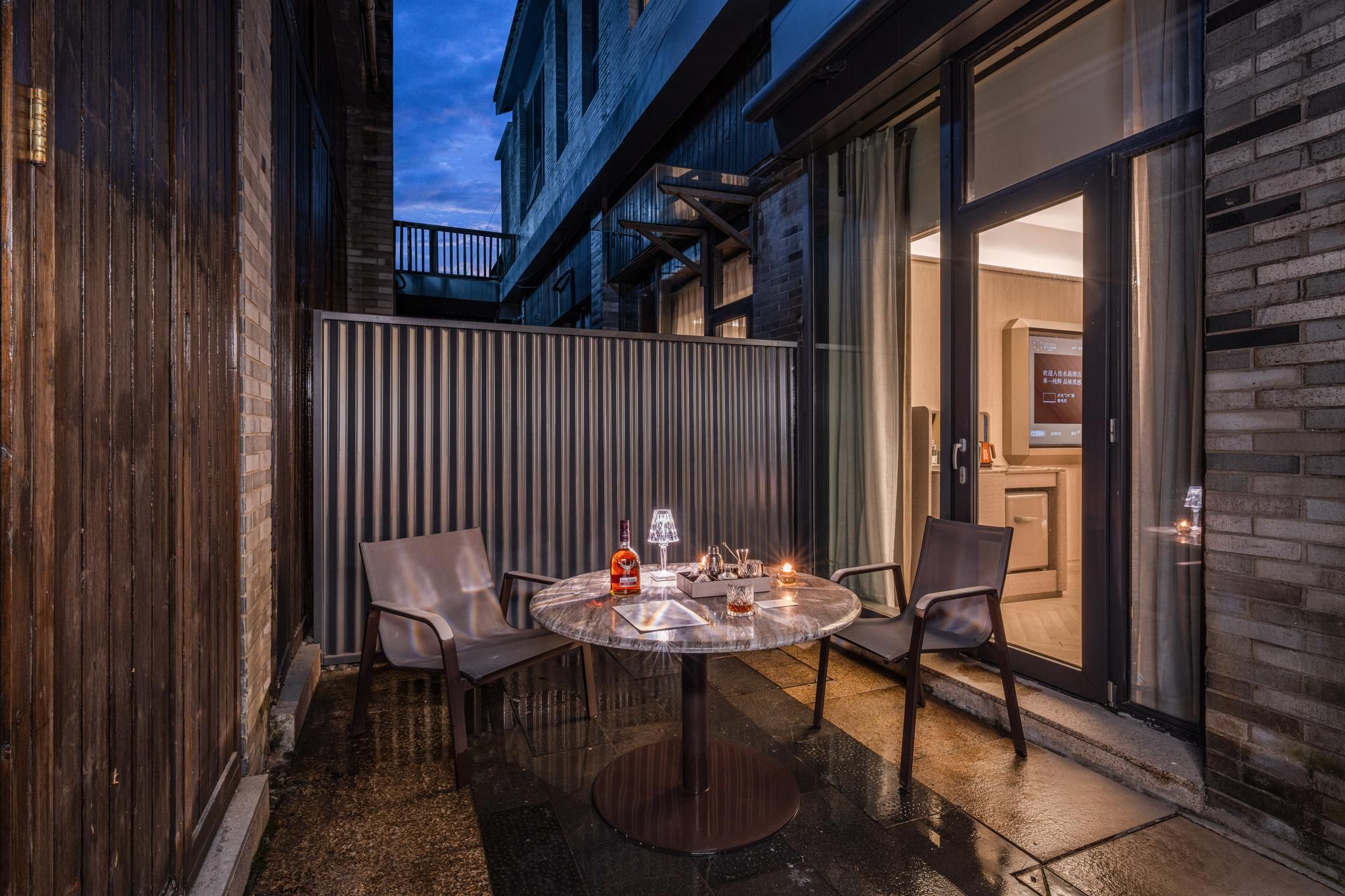 Courtyard Selection Queen Room
