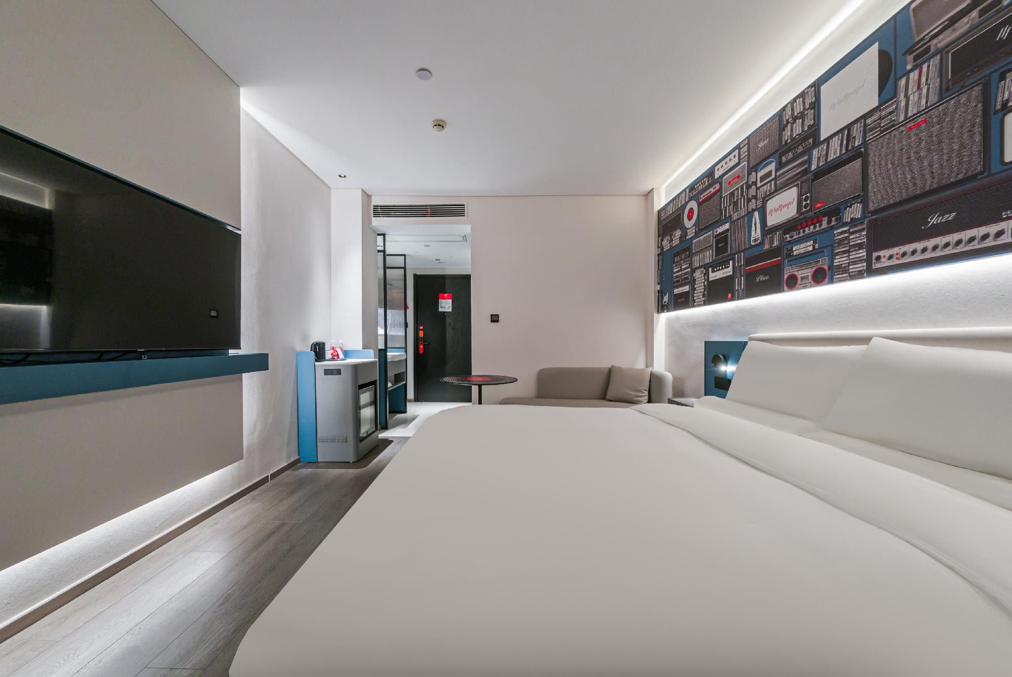 Deluxe Room Queen