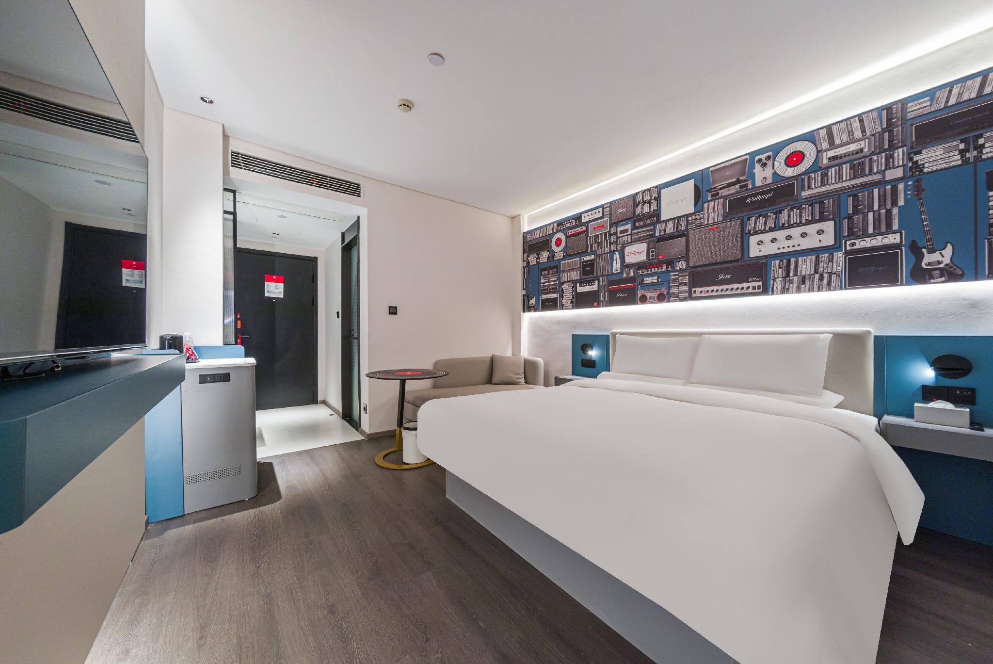 Deluxe Room Queen