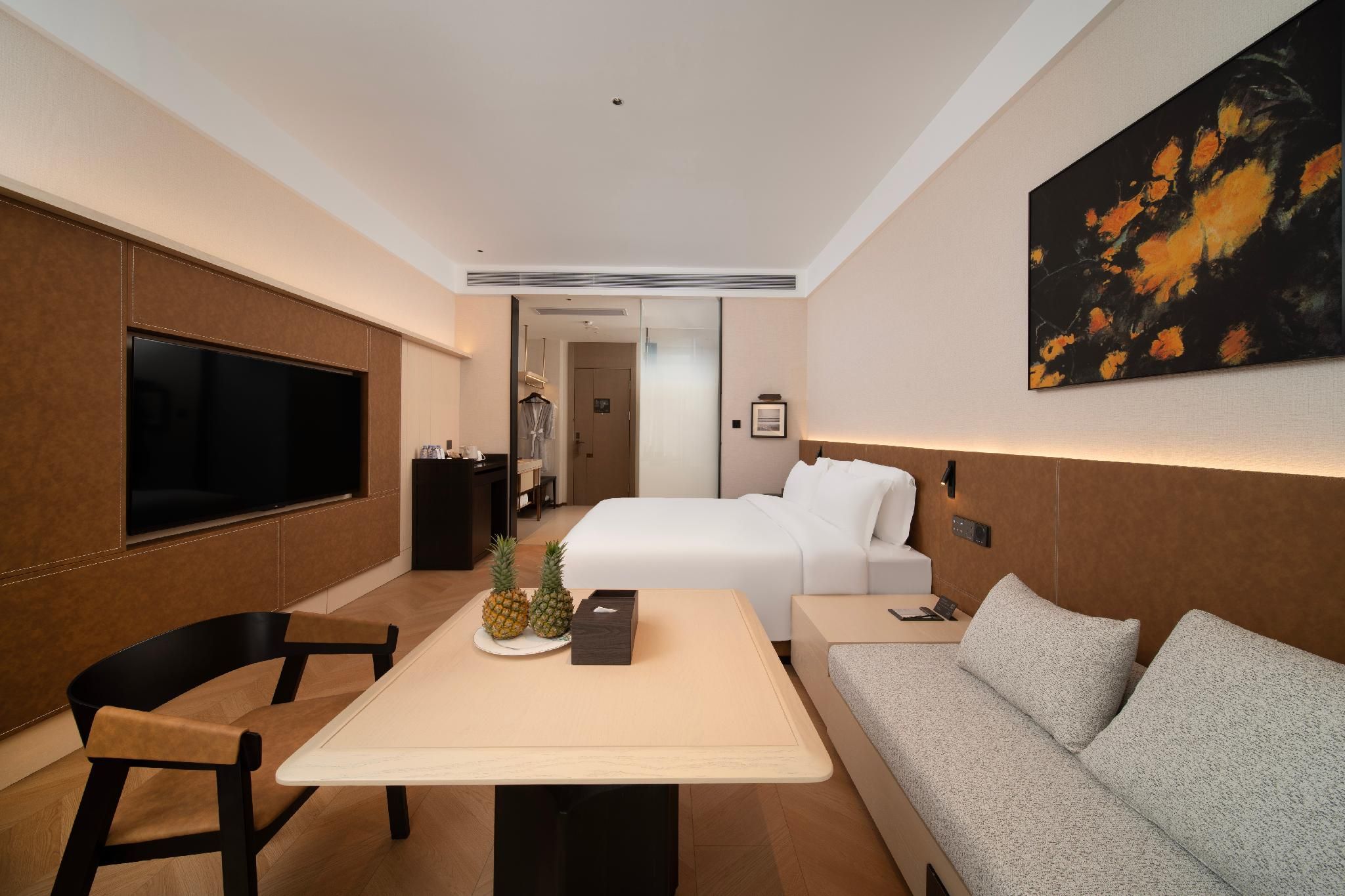 Deluxe Courtyard King Room