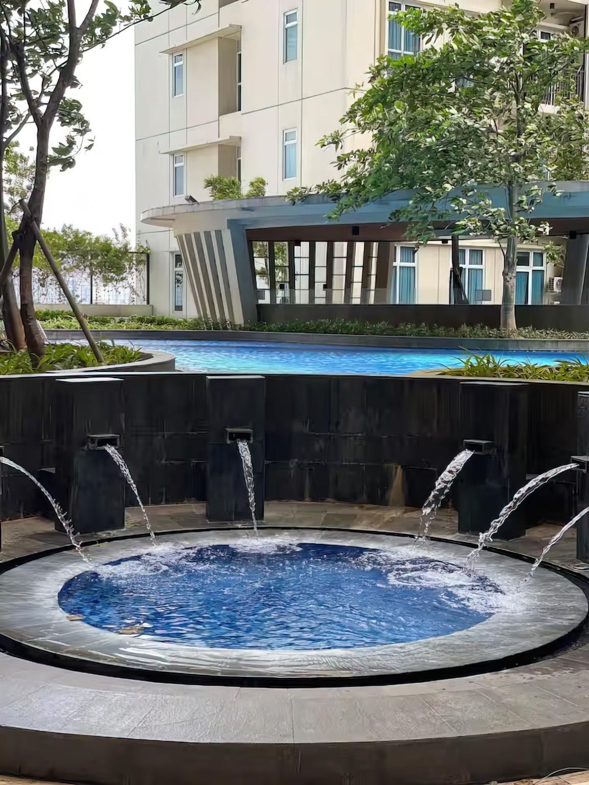 swimming pool [outdoor]