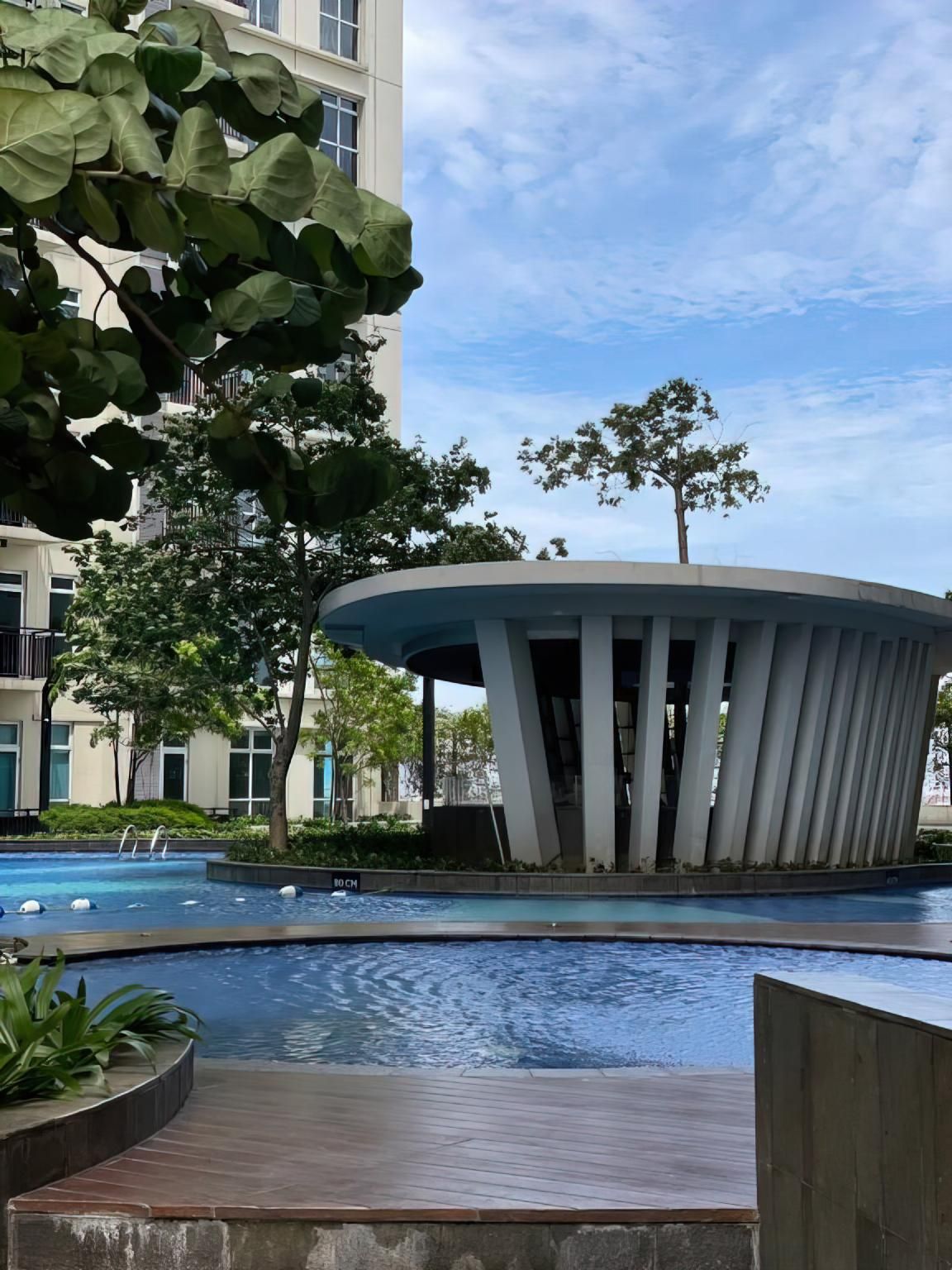 swimming pool [outdoor]