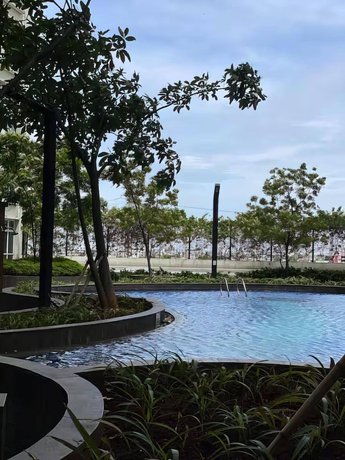 swimming pool [outdoor]